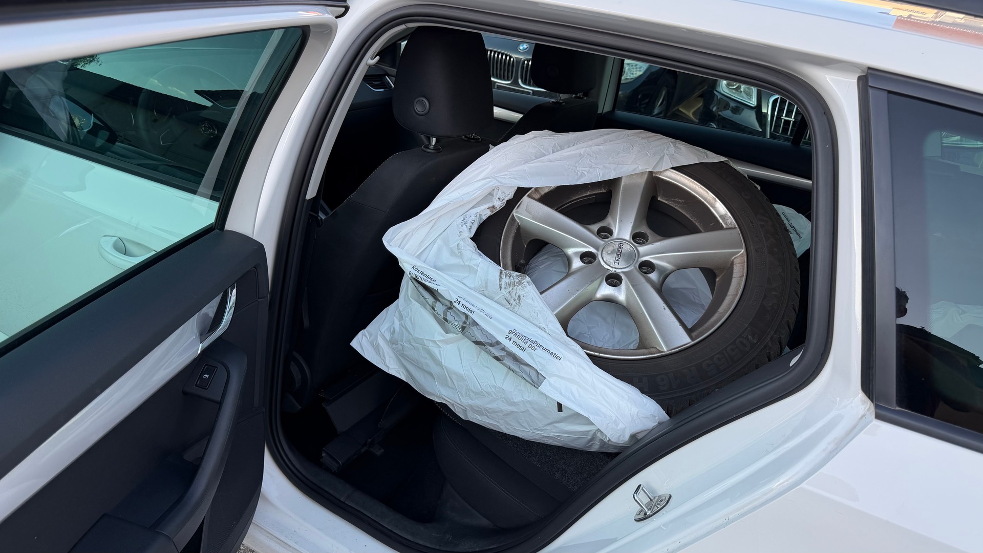 SKODA Octavia Combi 1.4 TSI Ambition-image-9
