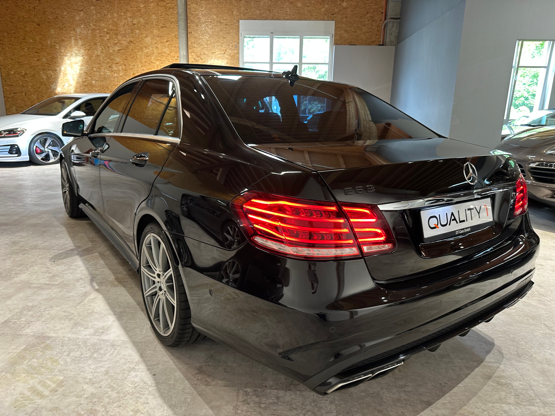 MERCEDES-BENZ E 63 AMG 4Matic Speedshift Facelift-Modell-showroom-element-3