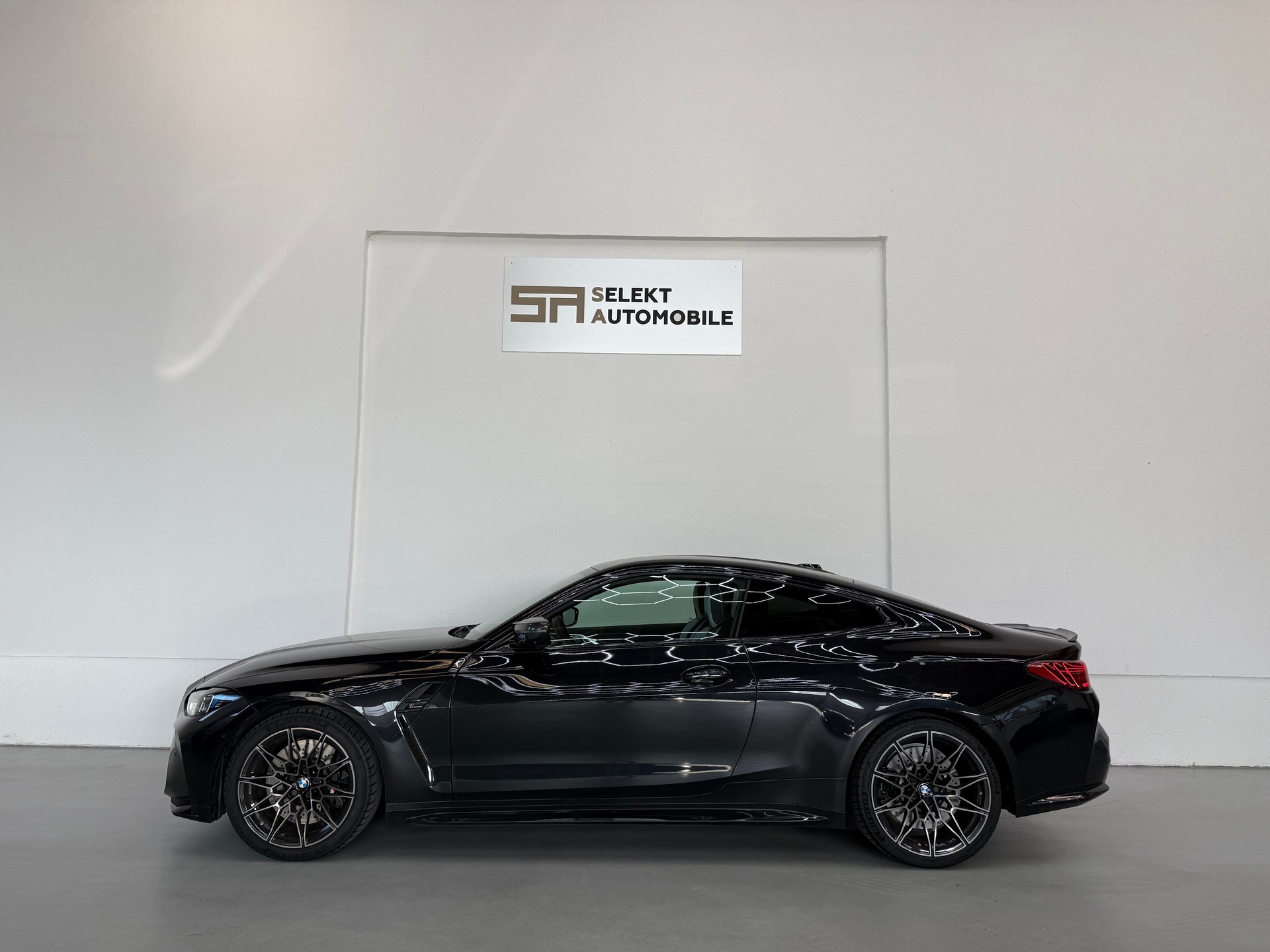 BMW M4 Coupé Competition M xDrive | Black Sapphire-showroom-element-3