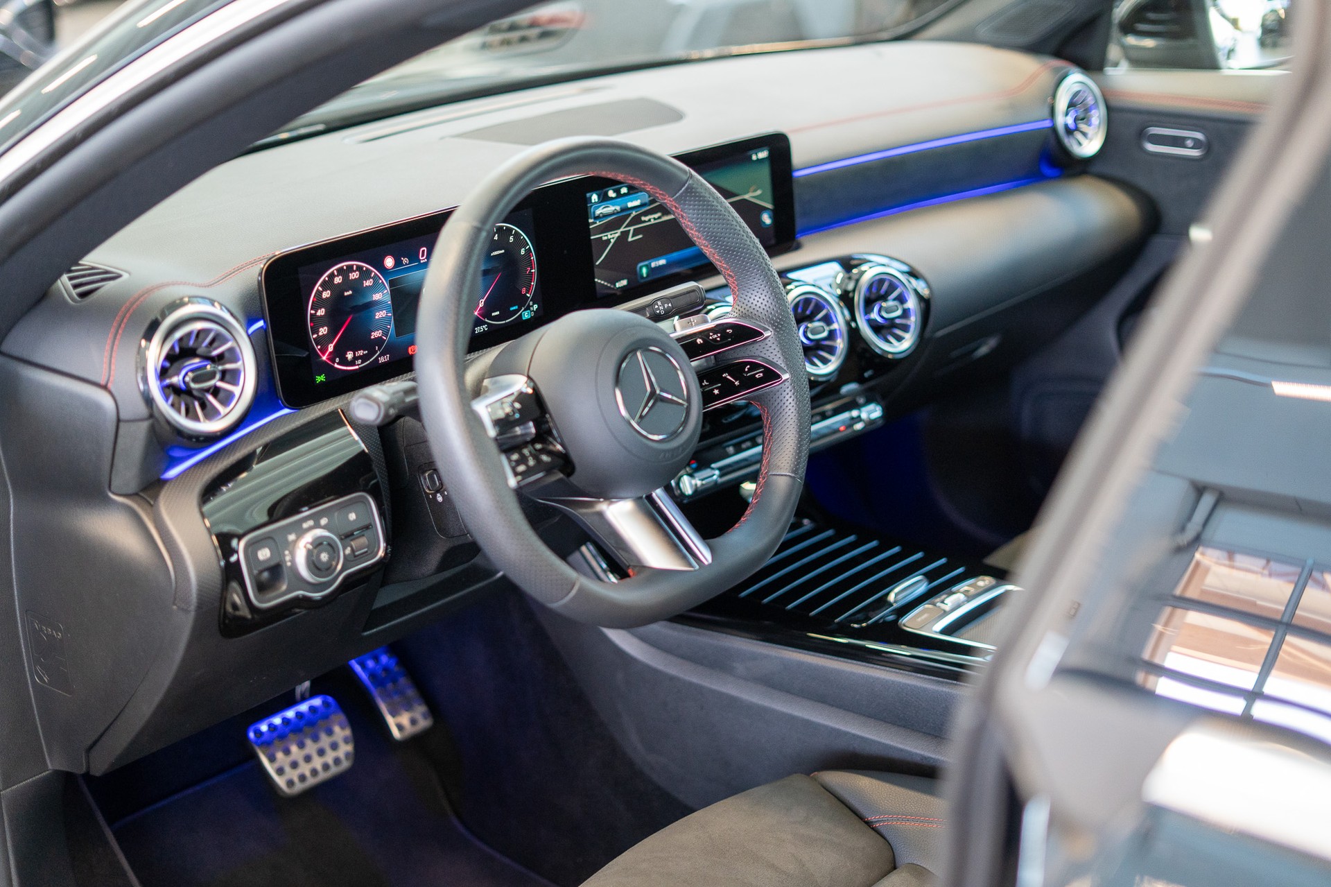 MERCEDES-BENZ CLA 200 AMG Line / Facelift / Rückfahrkamera / Ambientebeleuchtung-image-9