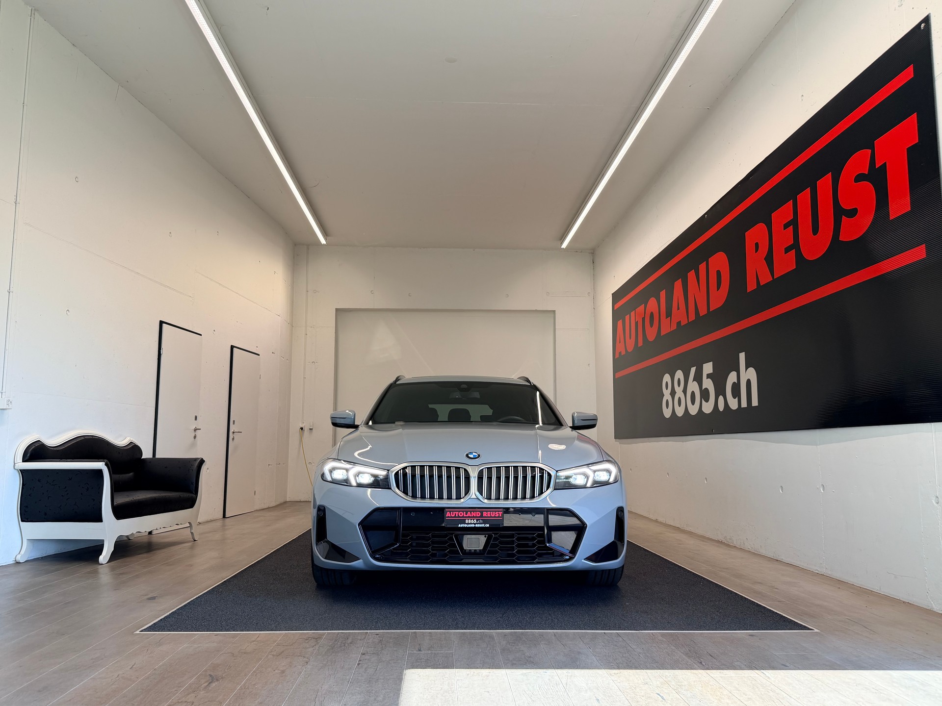 BMW 330i Touring xDrive Steptronic M Sport Pro-showroom-element-1