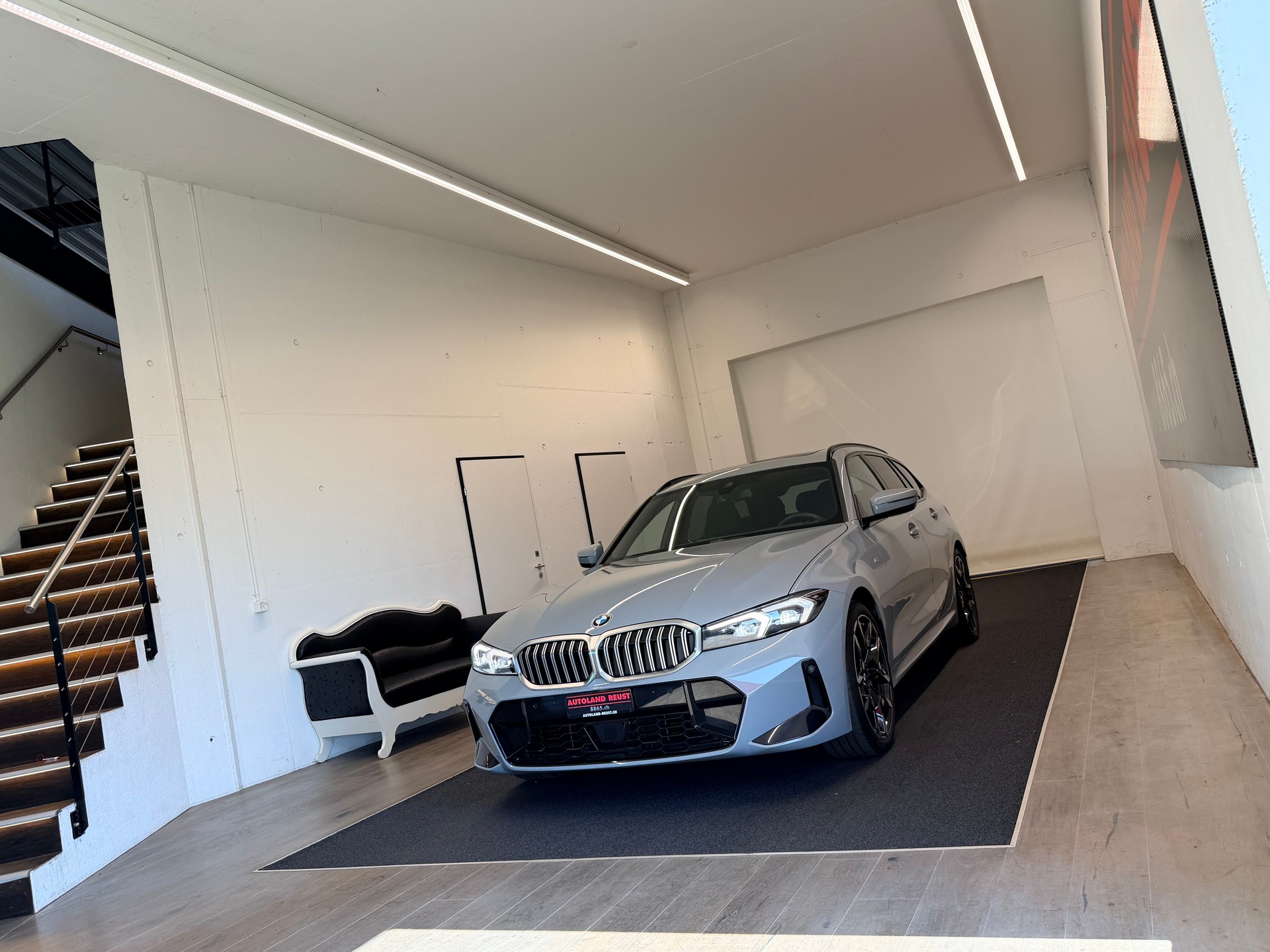 BMW 330i Touring xDrive Steptronic M Sport Pro-showroom-element-2