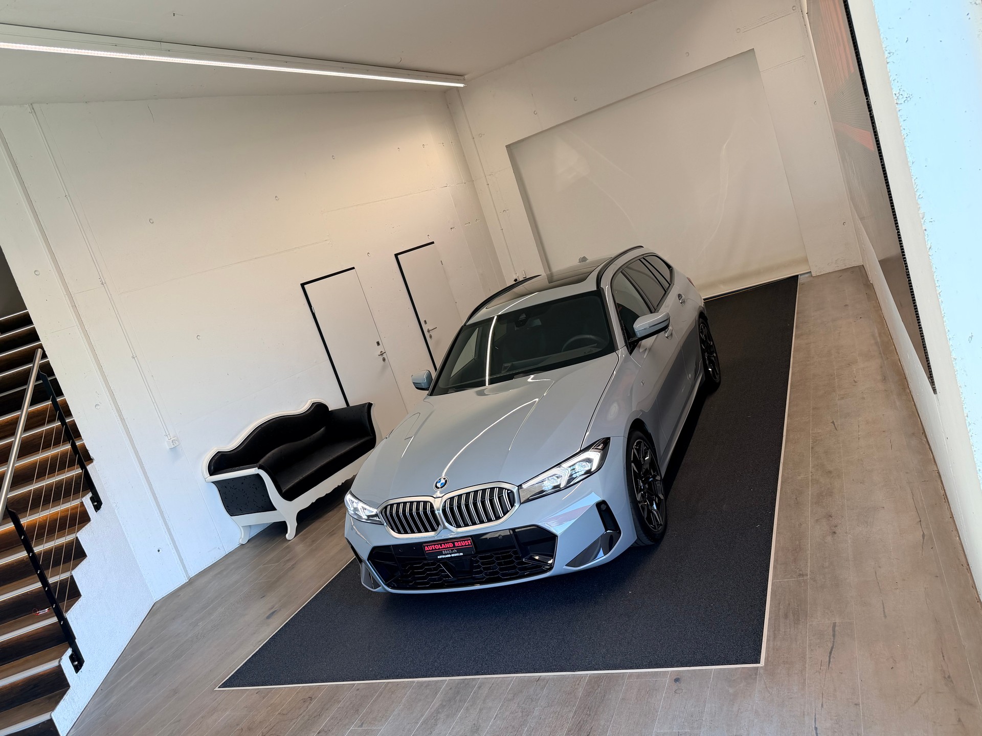 BMW 330i Touring xDrive Steptronic M Sport Pro-showroom-element-3