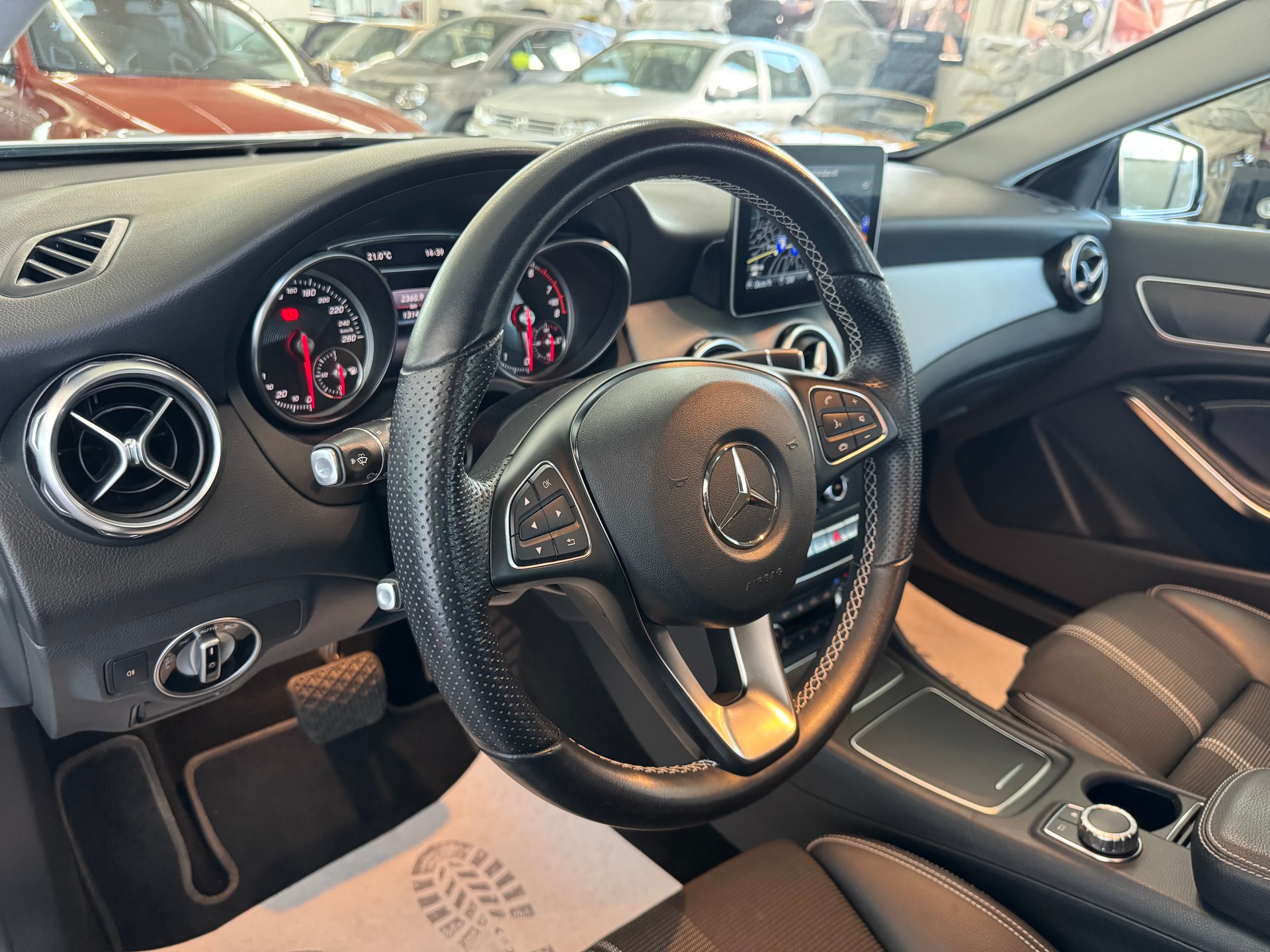 MERCEDES-BENZ GLA 200 Night Star 7G-DCT-image-13