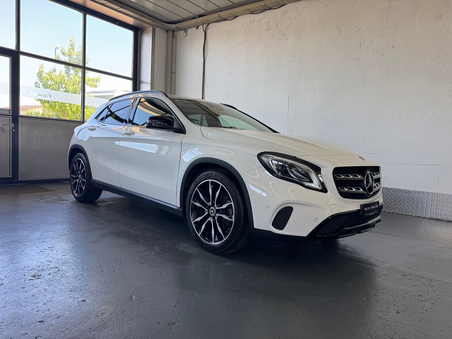MERCEDES-BENZ GLA 200 Night Star 7G-DCT-showroom-element-1