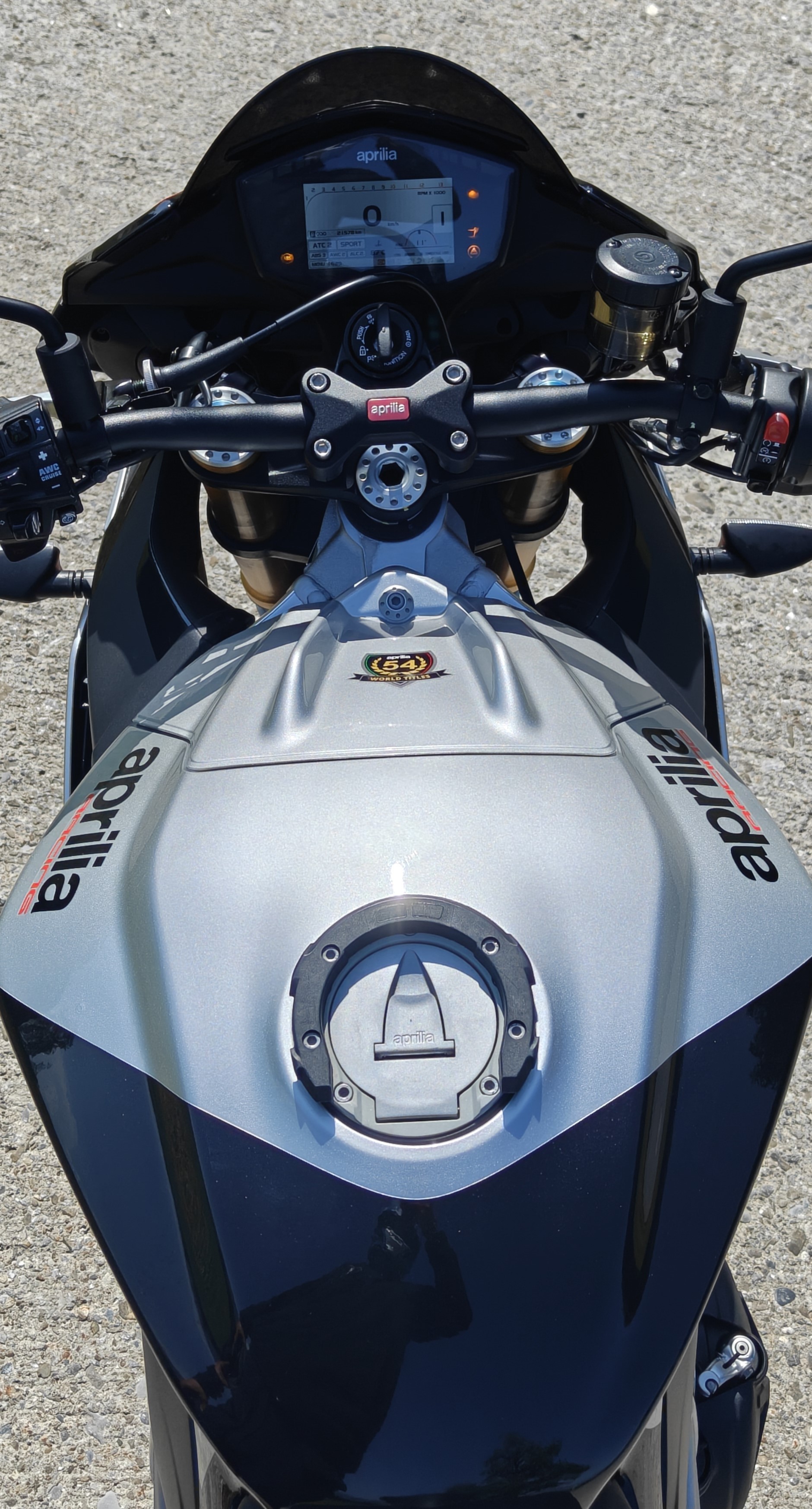 APRILIA Tuono V4 1100 Factory-image-8