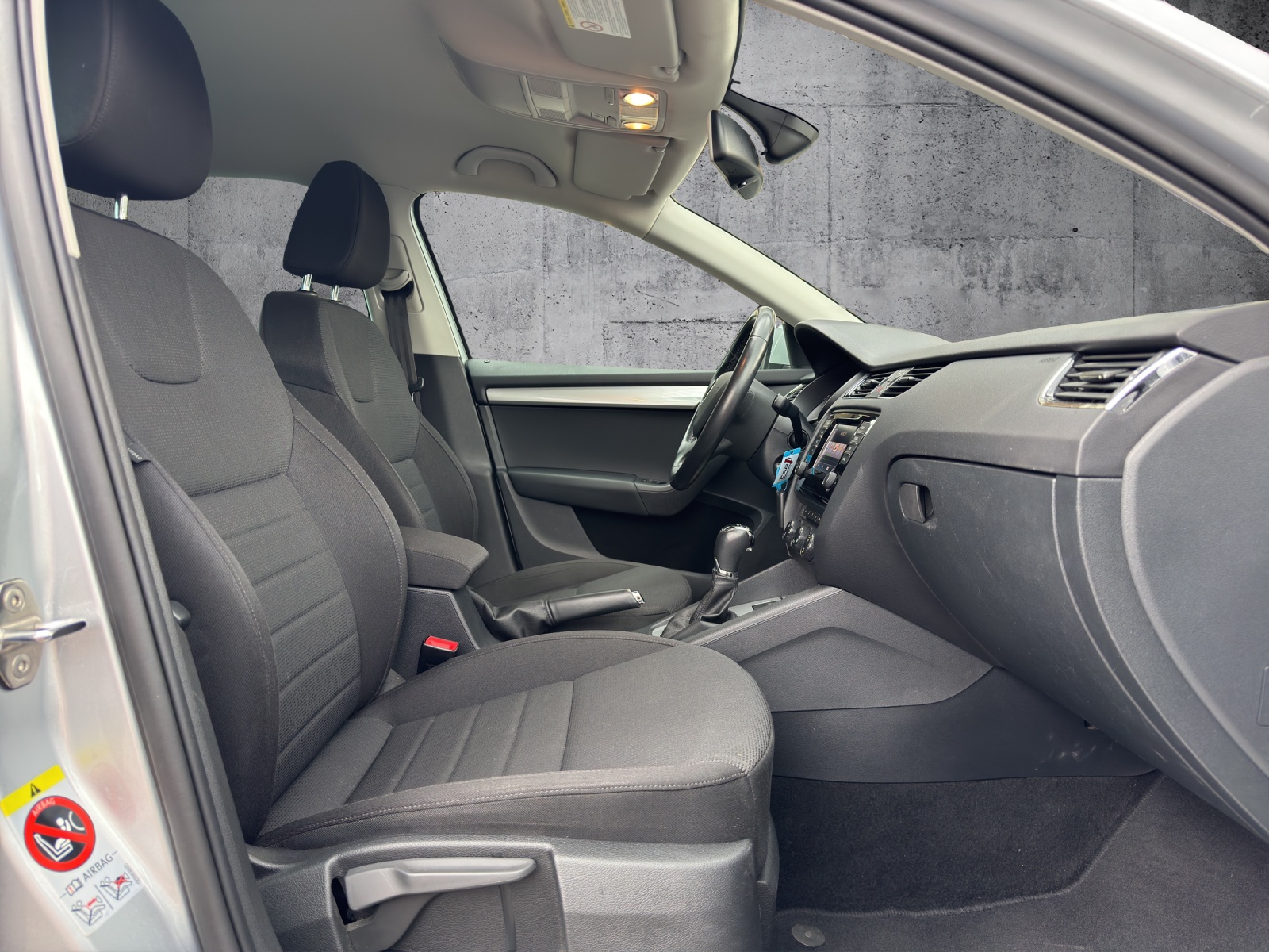 SKODA Octavia Combi 1.4 TSI Elegance DSG-image-11
