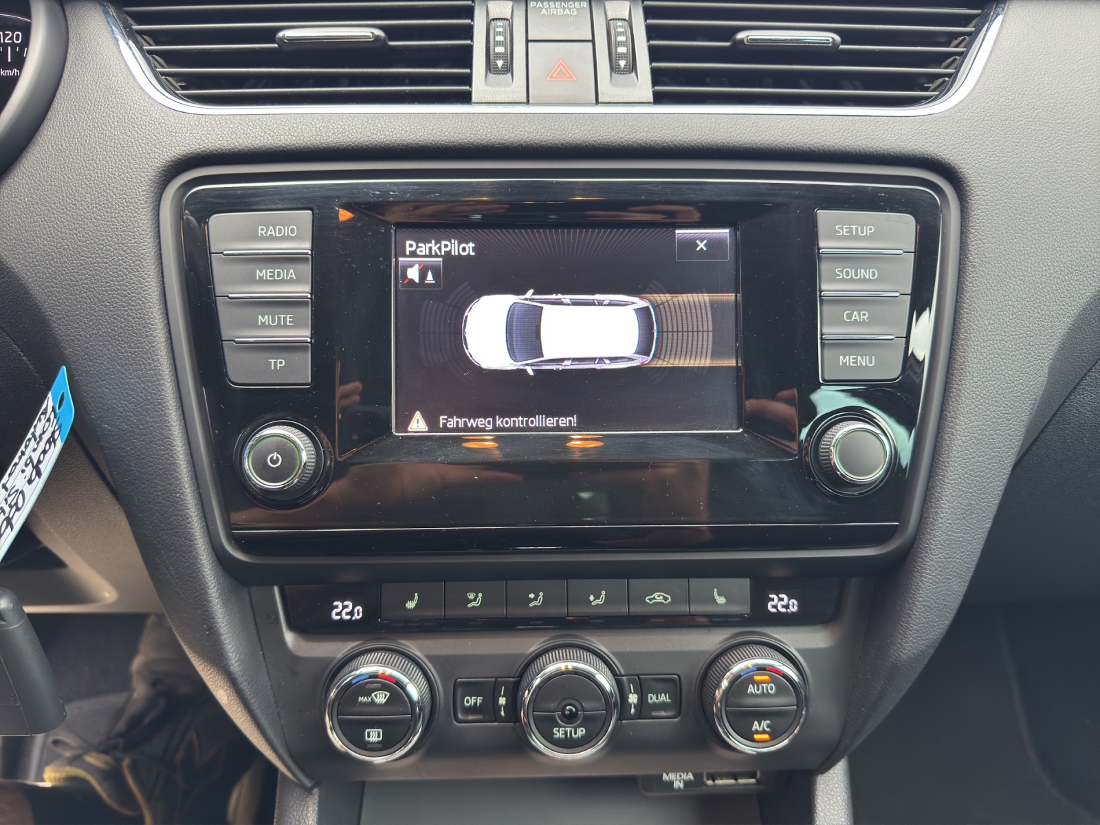 SKODA Octavia Combi 1.4 TSI Elegance DSG-image-16