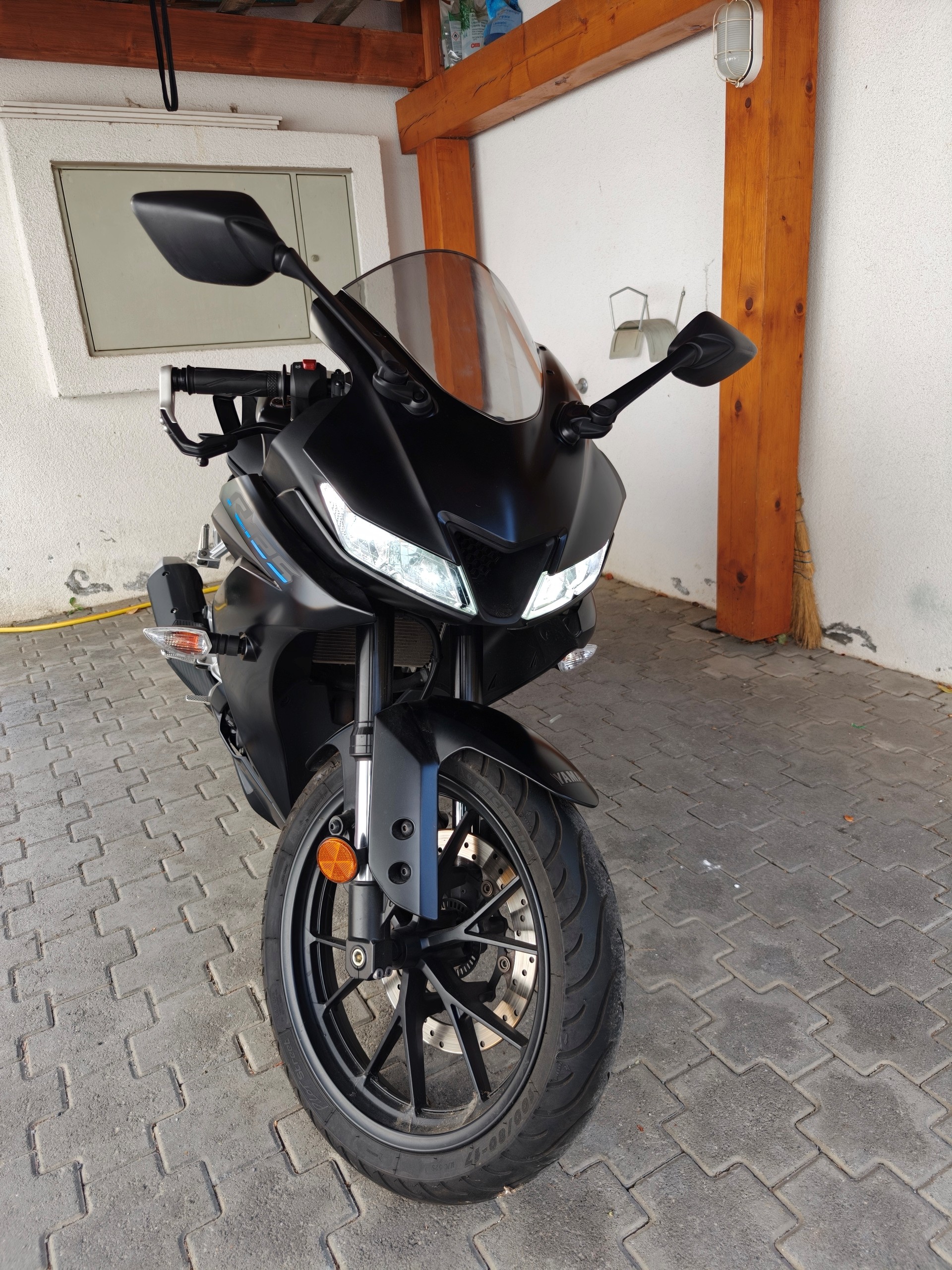 YAMAHA YZF-R 125 ABS-image-1