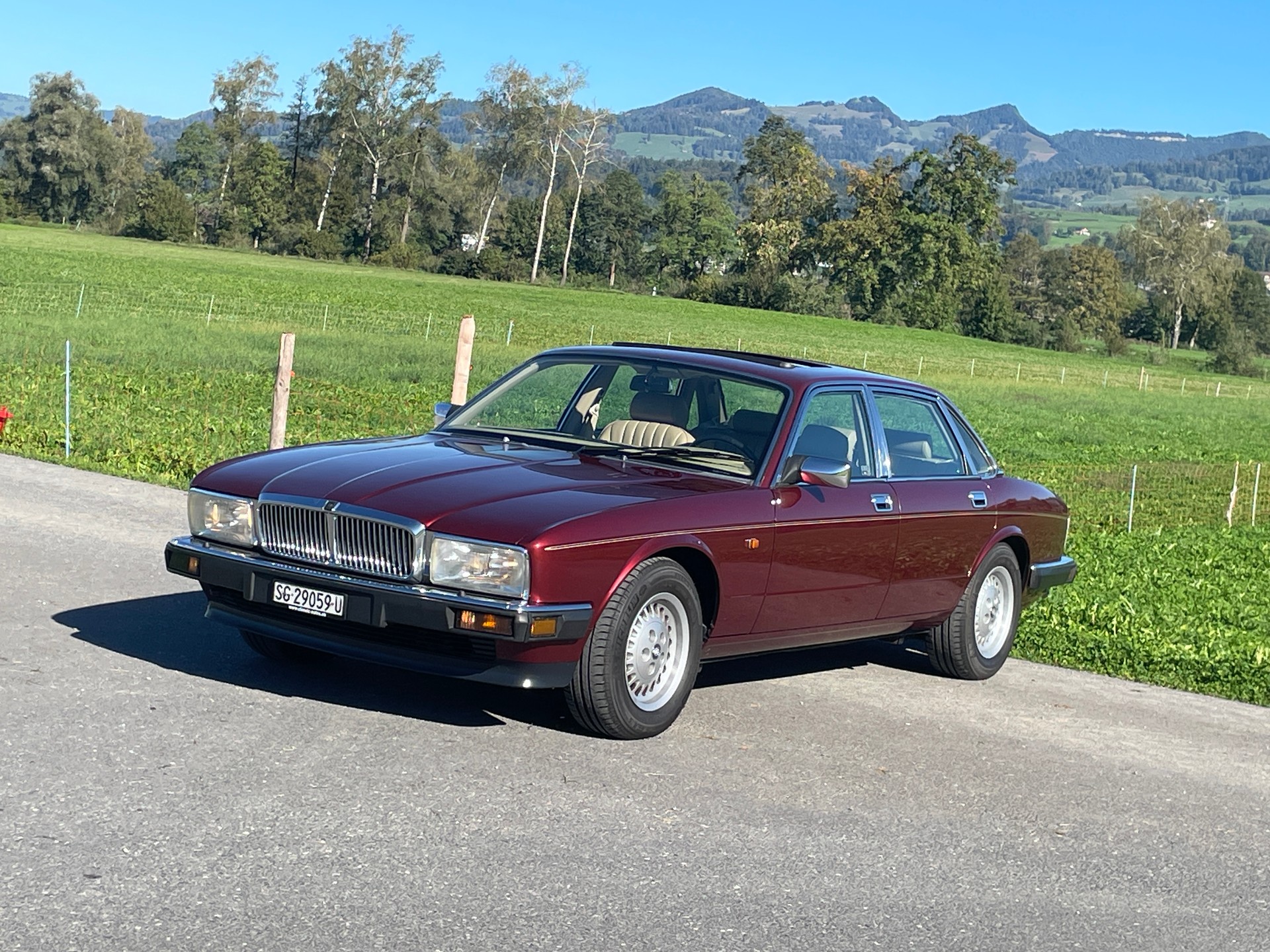 JAGUAR XJ6 4.0 Sovereign (XJ40)-image-1