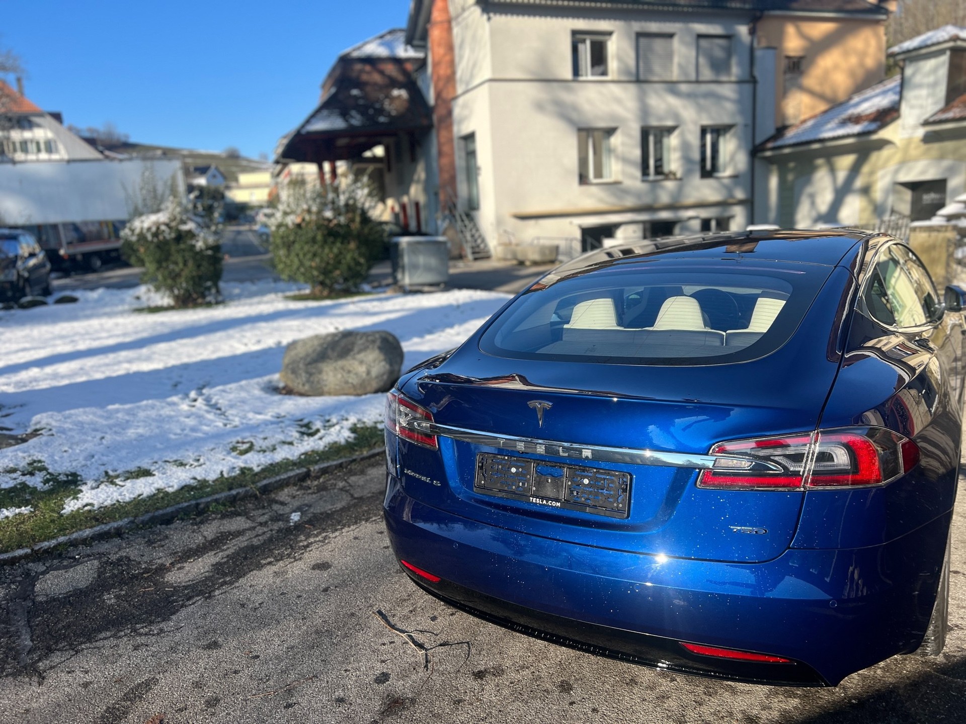 TESLA Model S 75 D-image-4