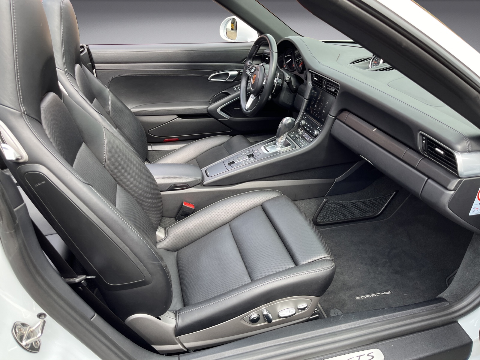 PORSCHE 911 (991.2) Cabriolet 3.0 Carrera GTS PDK-image-9