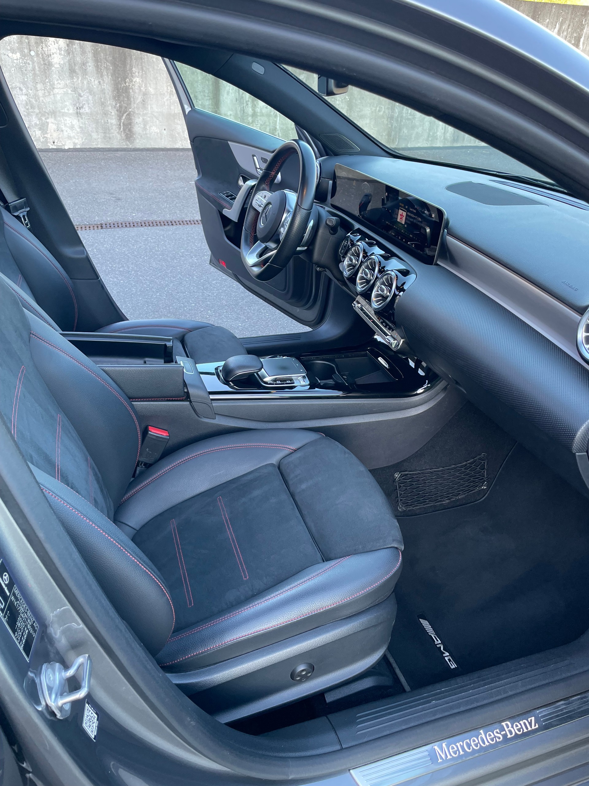 MERCEDES-BENZ A 220 AMG Line 7G-DCT 4Matic-image-10