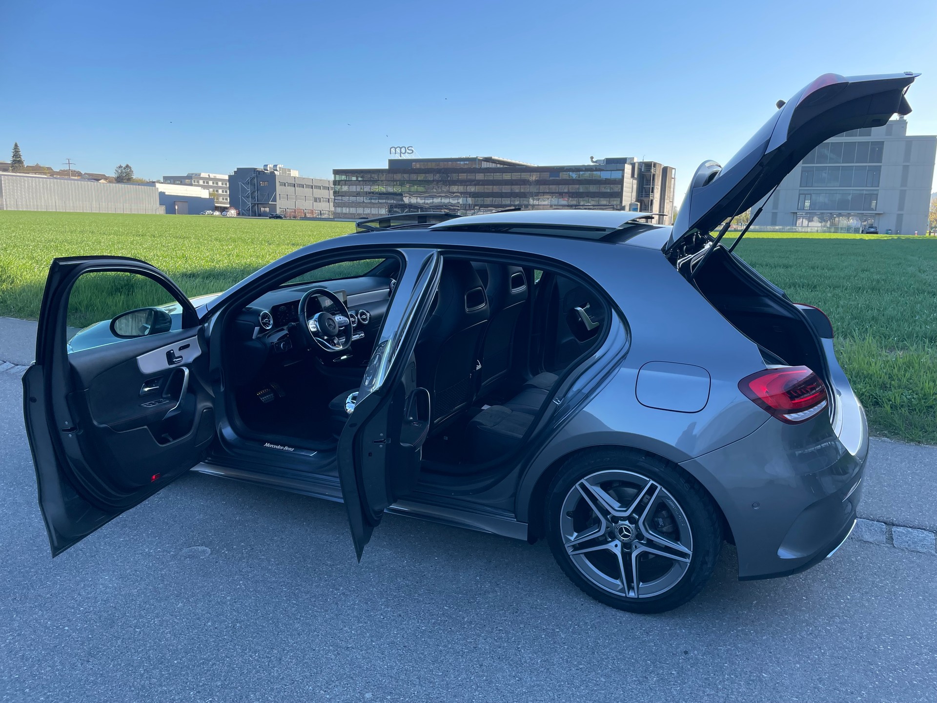 MERCEDES-BENZ A 220 AMG Line 7G-DCT 4Matic-image-2