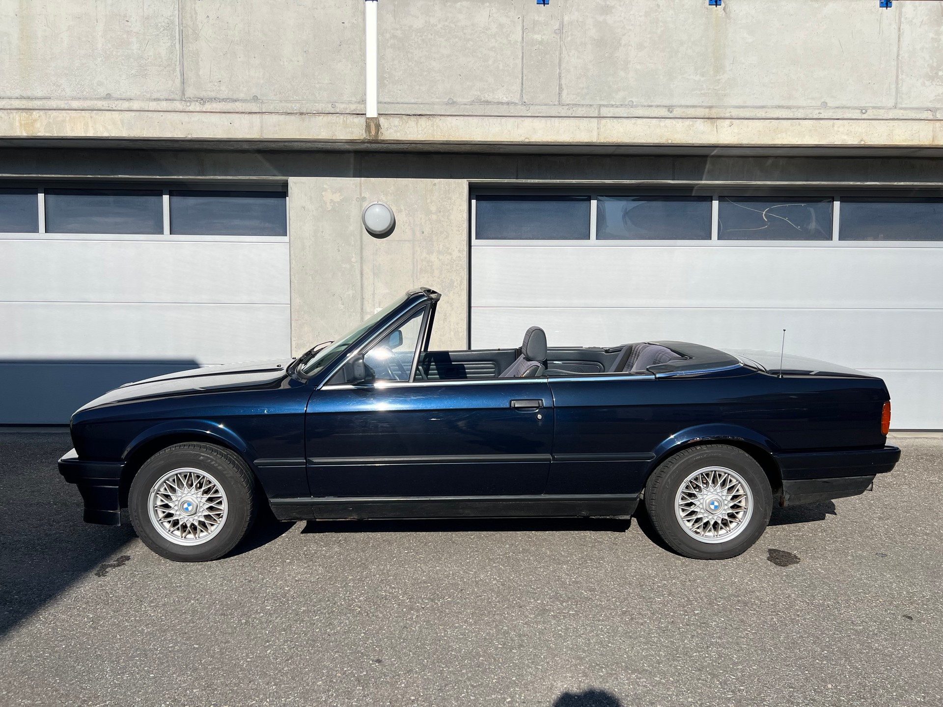 BMW 318i Cabrio-showroom-element-2