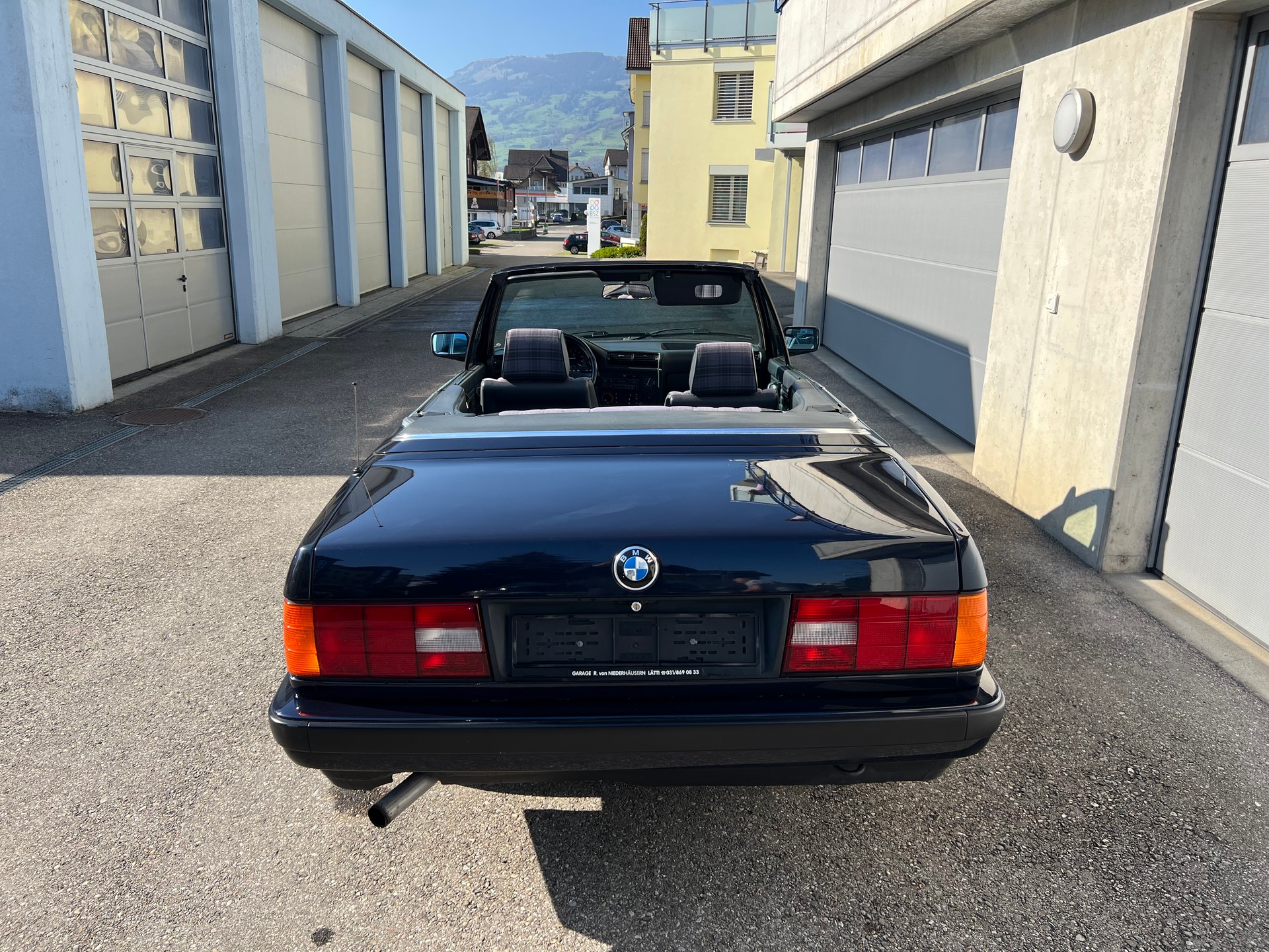 BMW 318i Cabrio-showroom-element-3