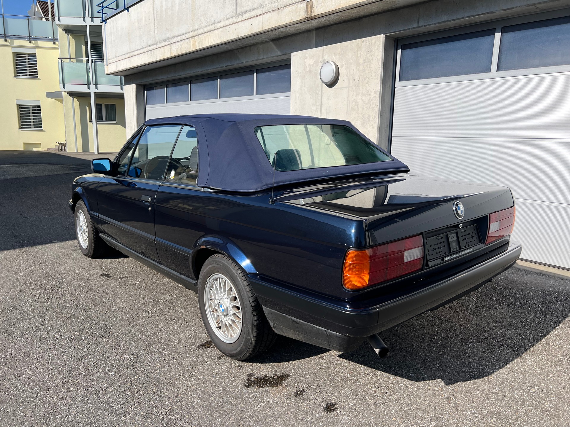 BMW 318i Cabrio-image-11