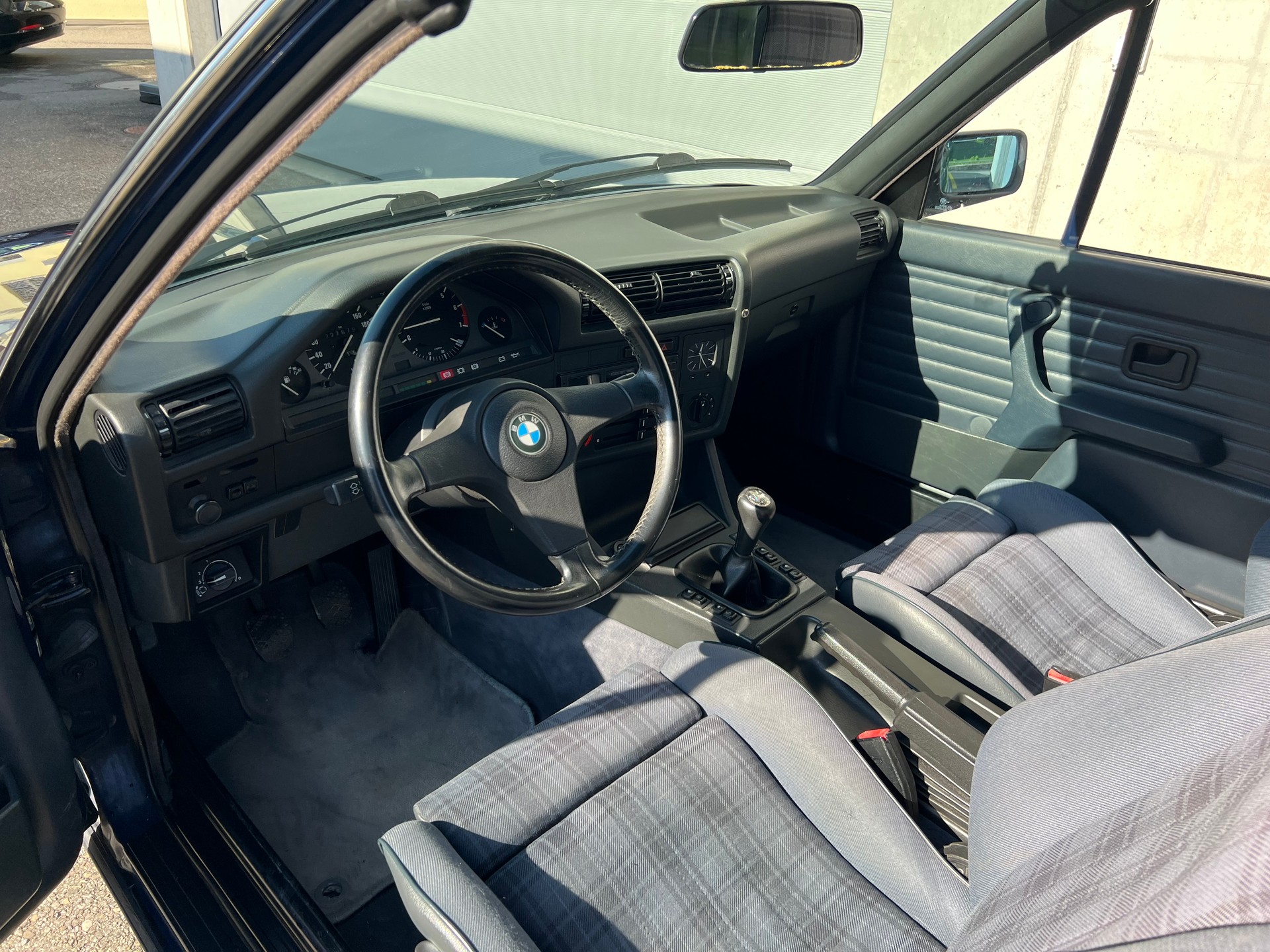BMW 318i Cabrio-image-14