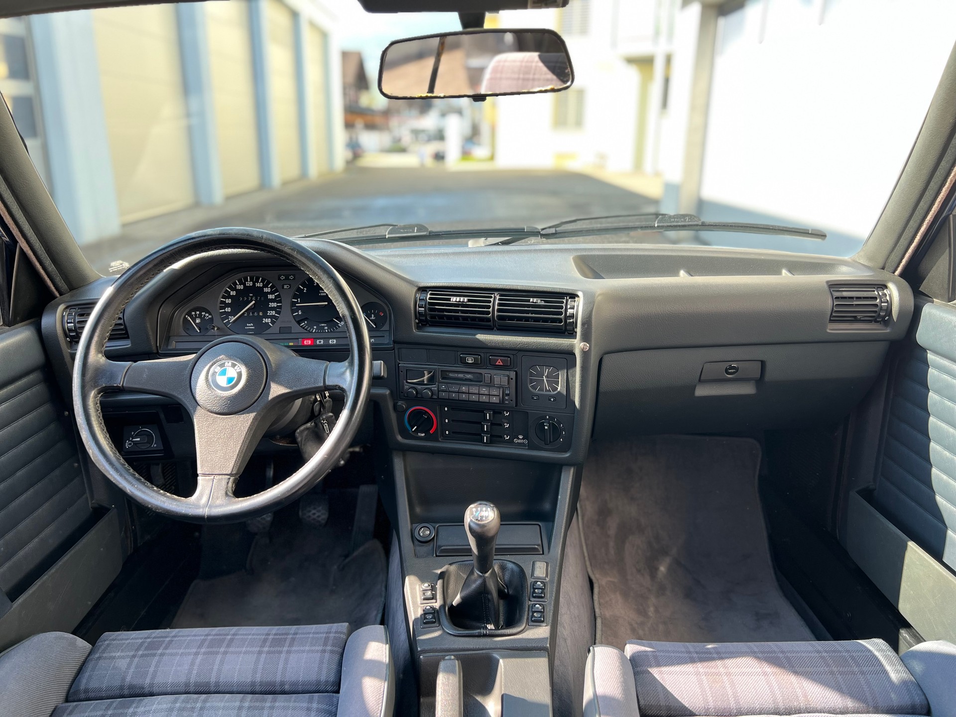BMW 318i Cabrio-image-23