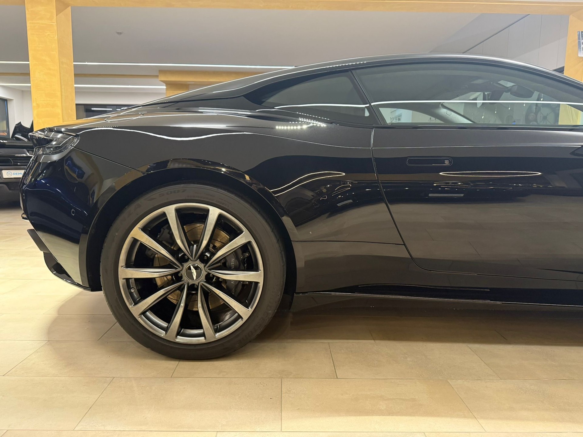 ASTON MARTIN DB11 V12 Launch Edition Touchtronic 3-showroom-element-3