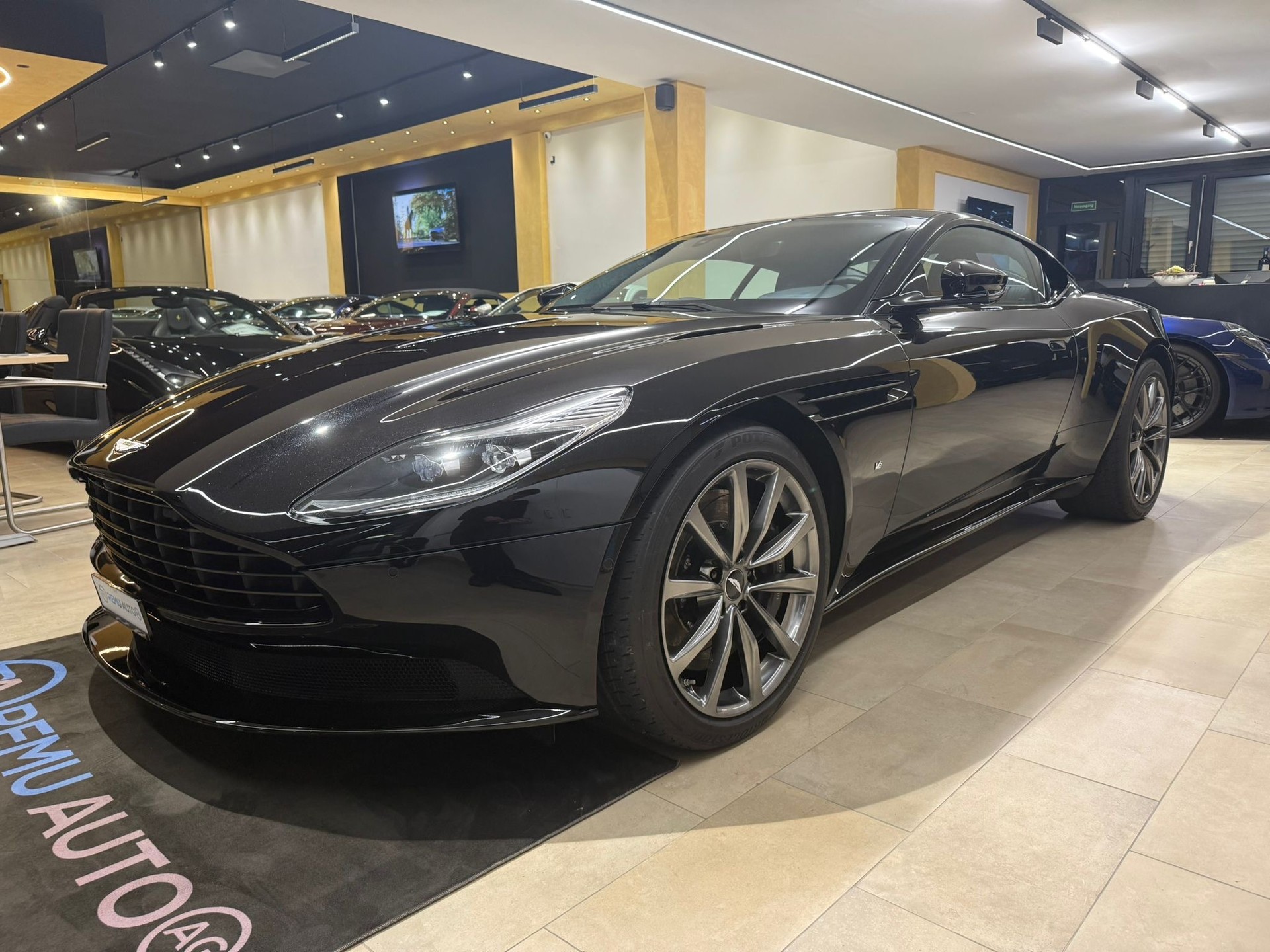 ASTON MARTIN DB11 V12 Launch Edition Touchtronic 3-showroom-element-1