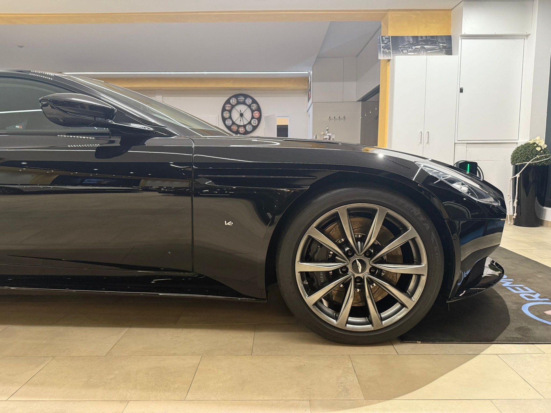 ASTON MARTIN DB11 V12 Launch Edition Touchtronic 3-showroom-element-2