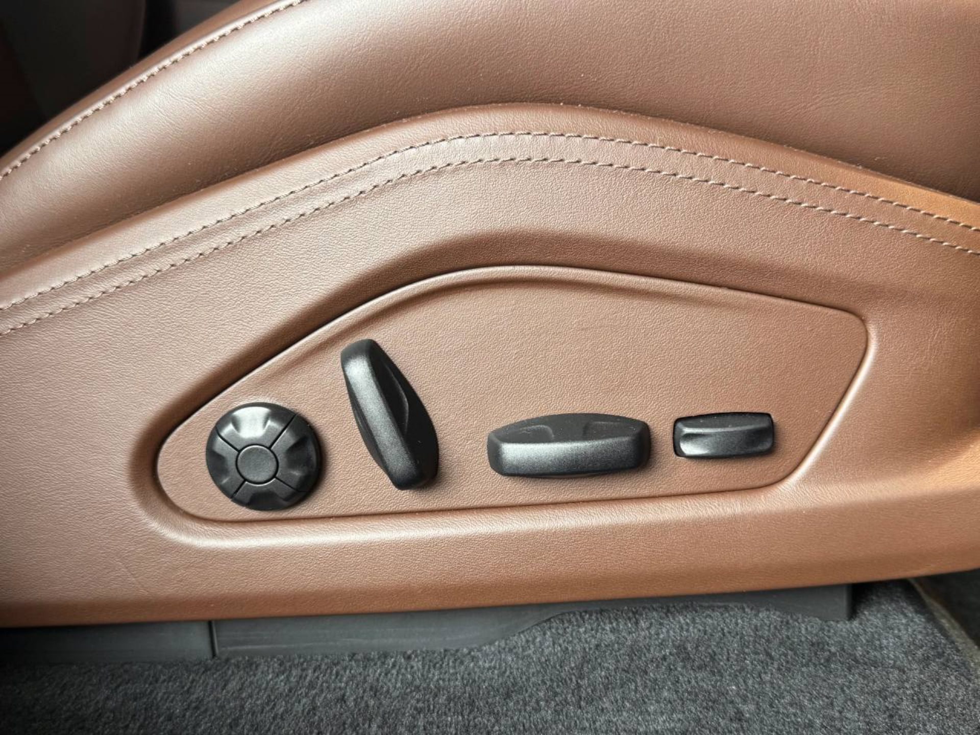 PORSCHE Macan 4S-image-34