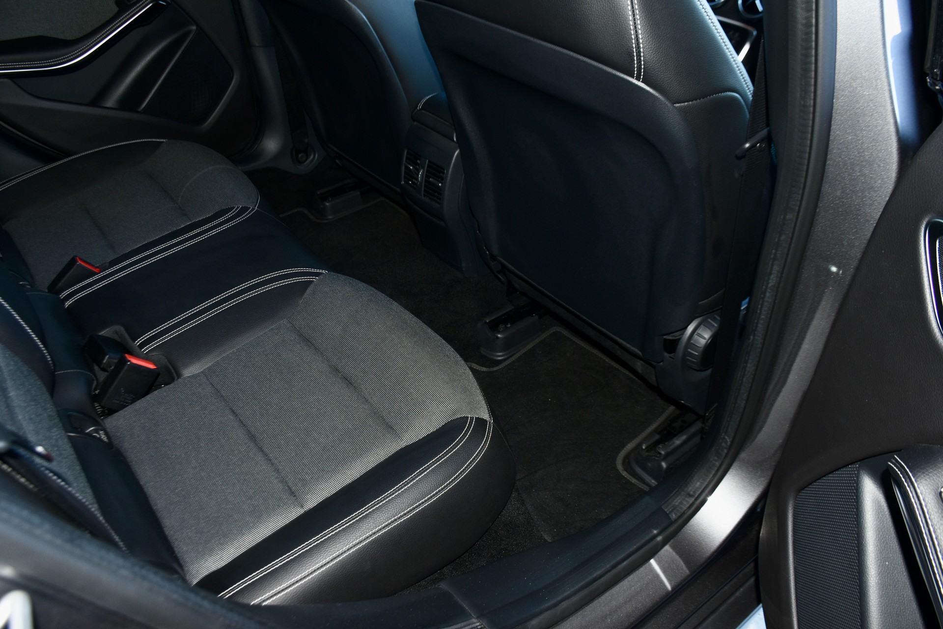 MERCEDES-BENZ A 220 Style 4Matic 7G-DCT-image-8