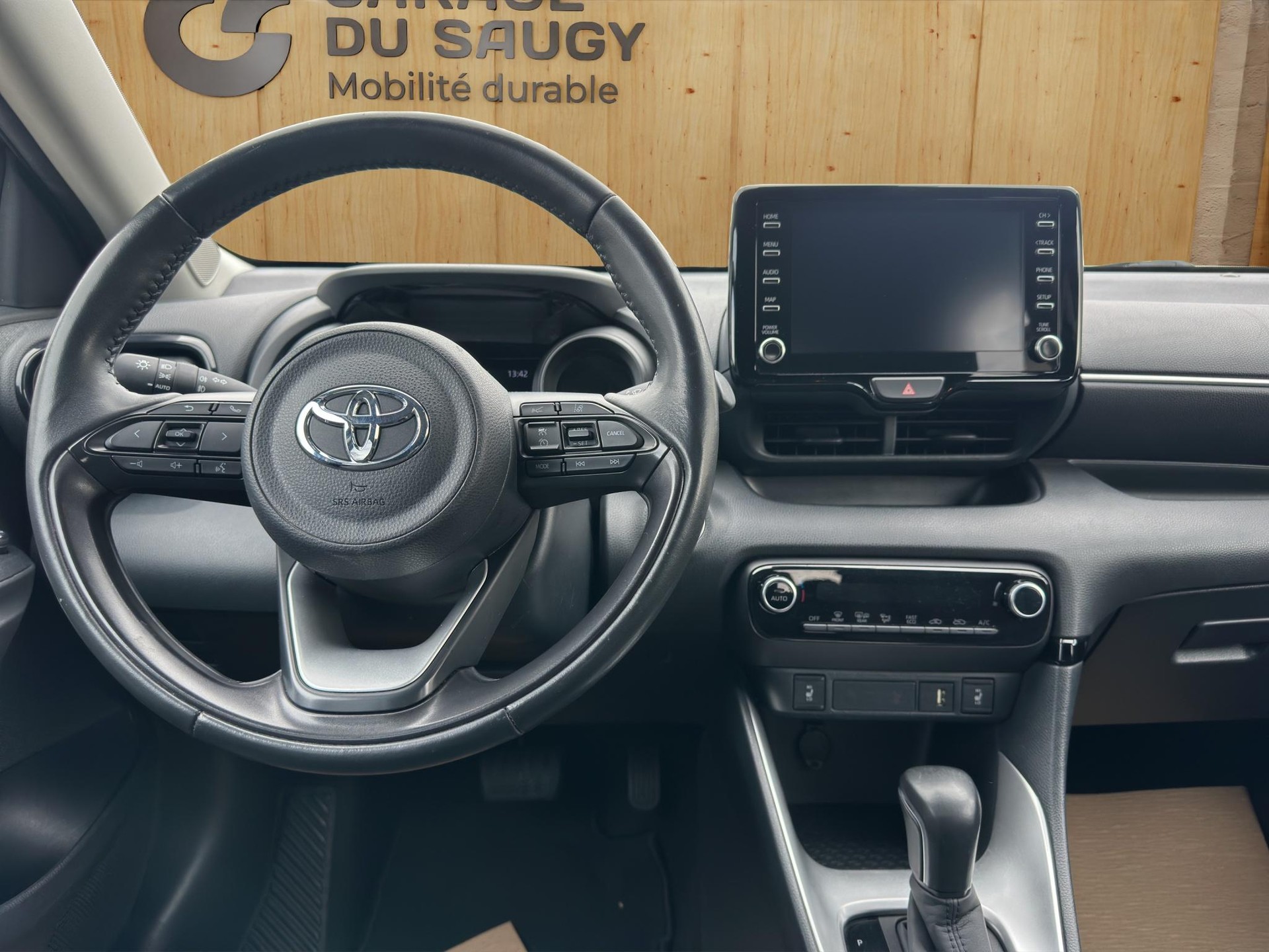 TOYOTA Yaris 1.5 VVT-i HSD Trend-image-10