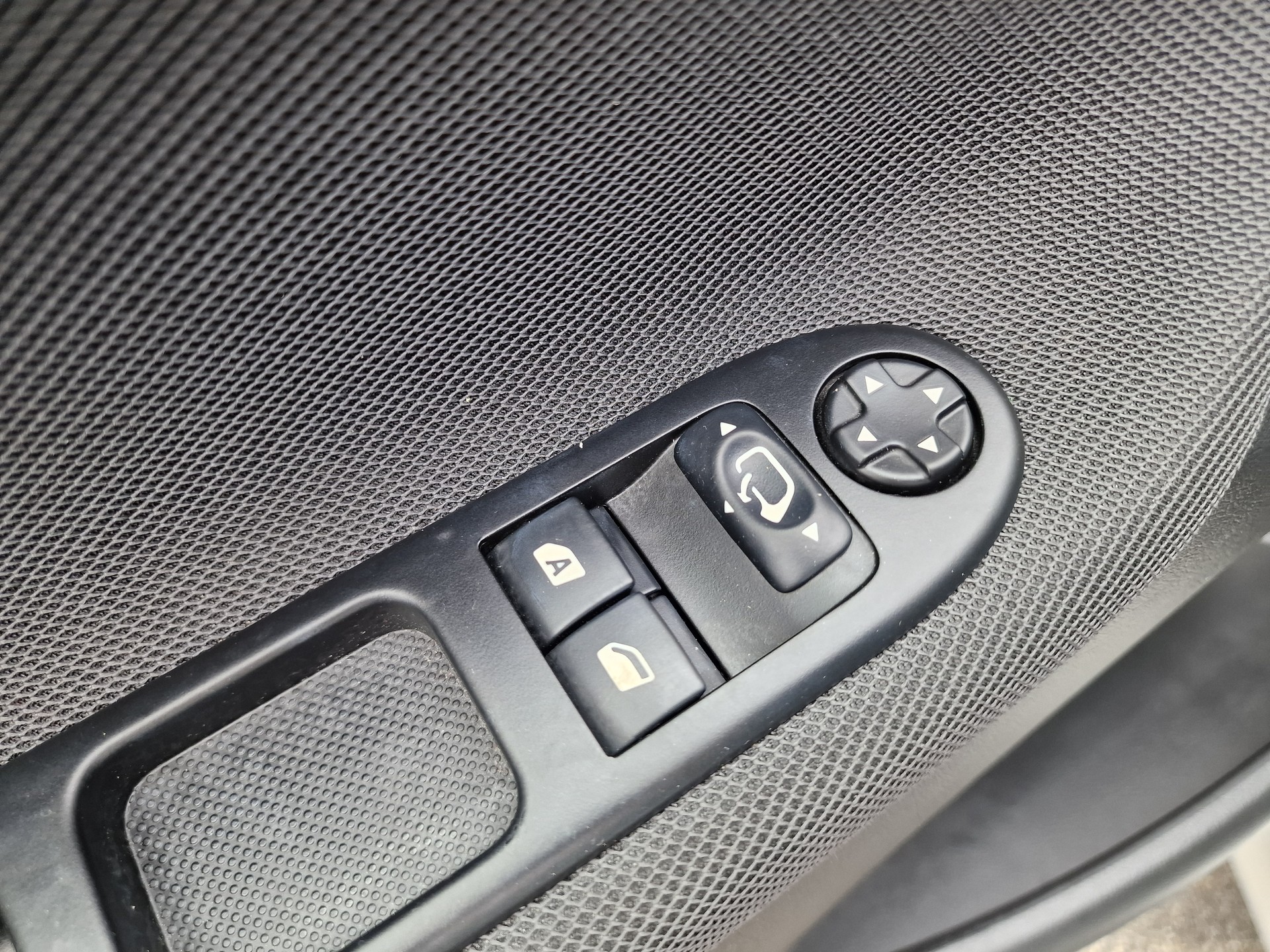 PEUGEOT 207 CC 1.6 16V Active 12Mt Gara MFK Neu-image-16