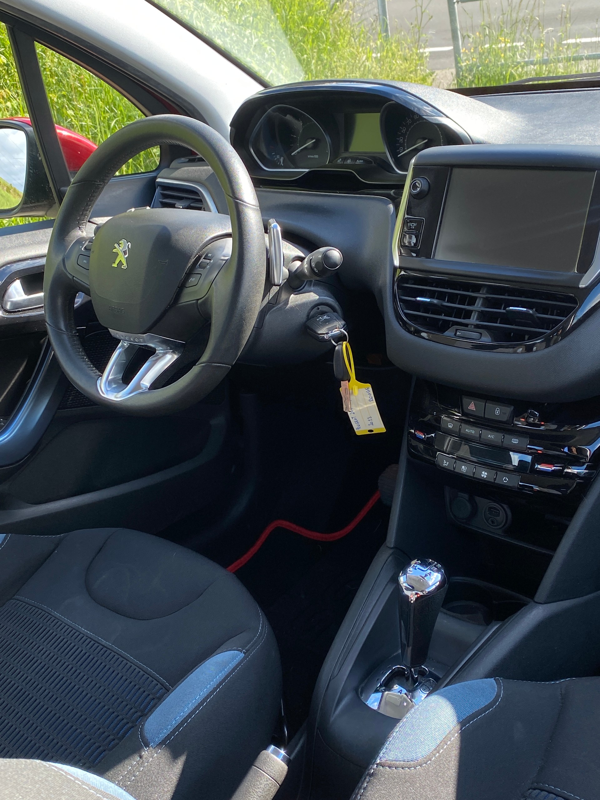 PEUGEOT 208 1.6 e-HDI Allure EGS6-image-8