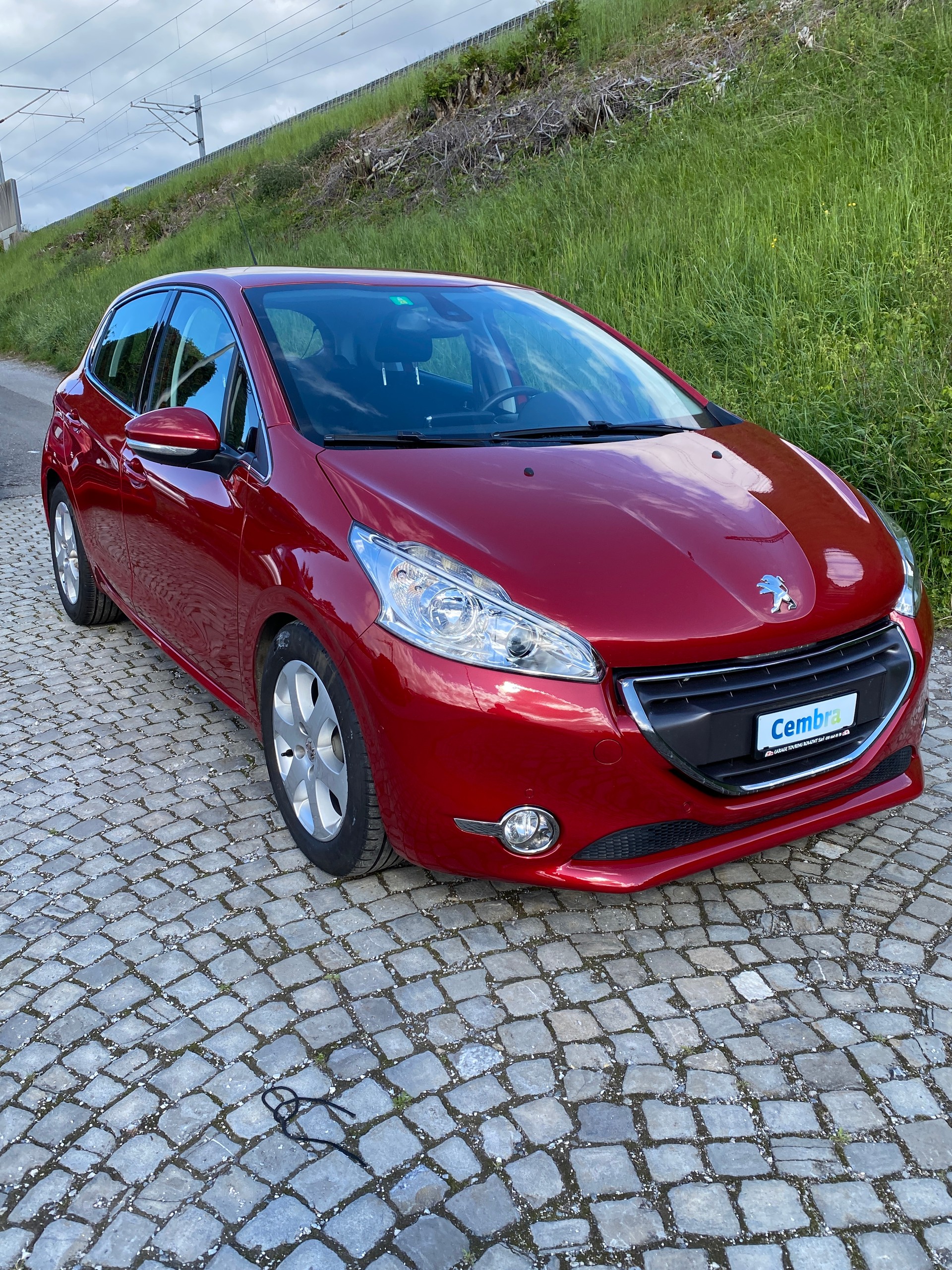 PEUGEOT 208 1.6 e-HDI Allure EGS6-image-10