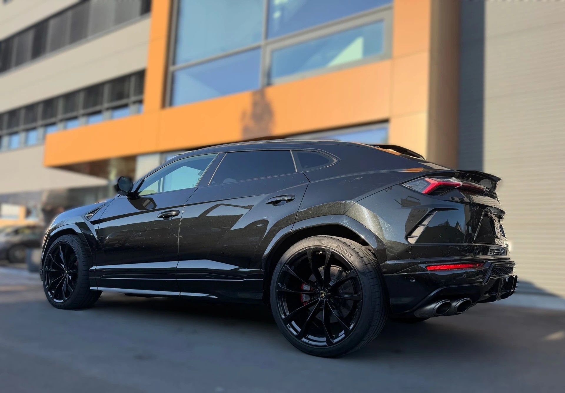 LAMBORGHINI Urus 4.0-showroom-element-1