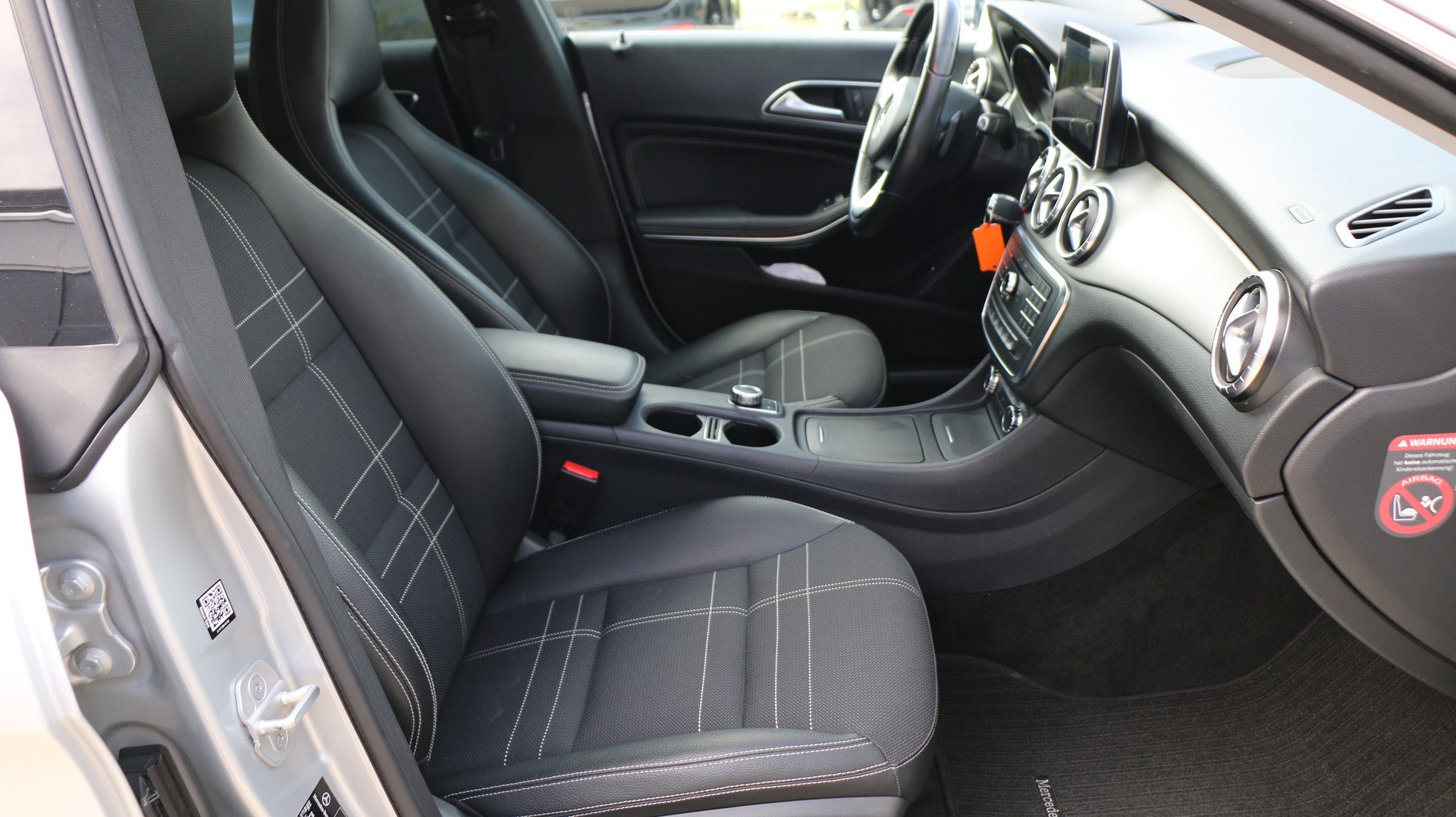 MERCEDES-BENZ CLA 200 Urban-image-15