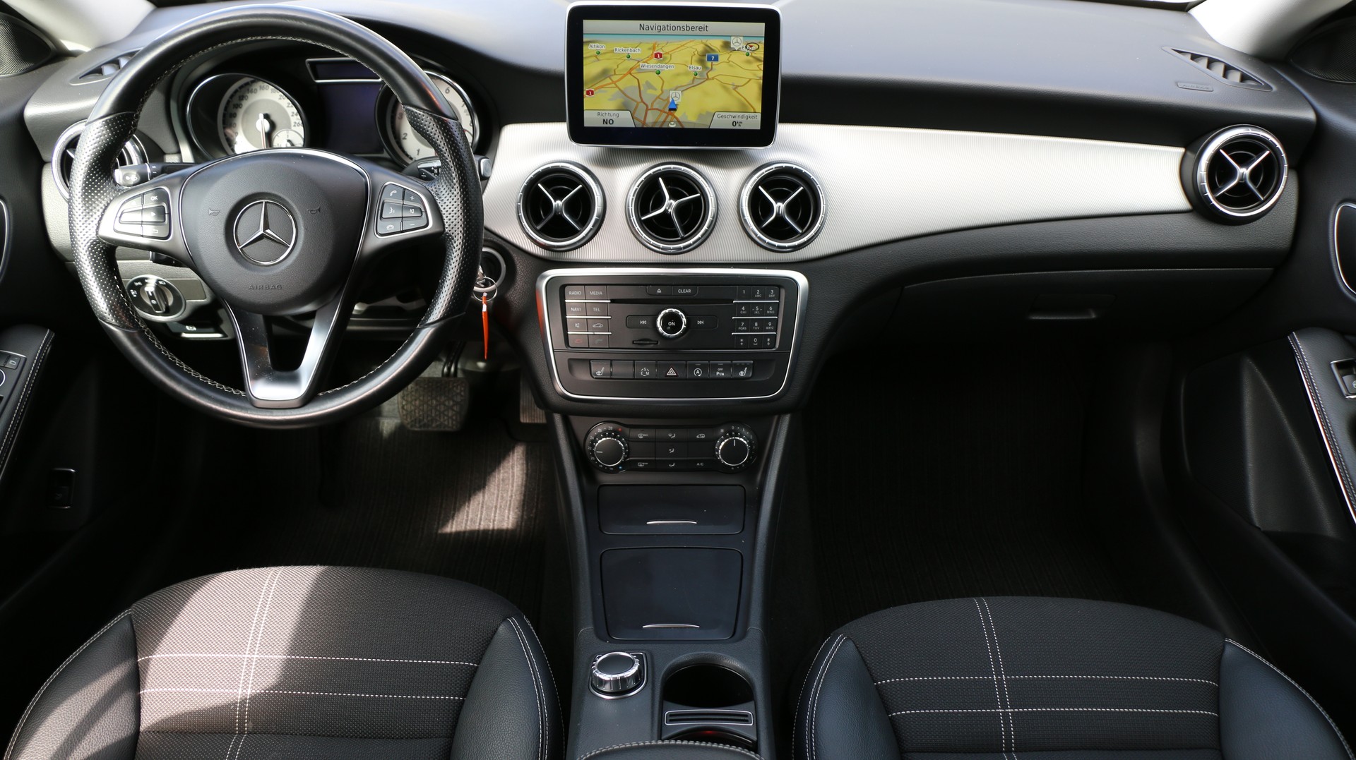 MERCEDES-BENZ CLA 200 Urban-image-11