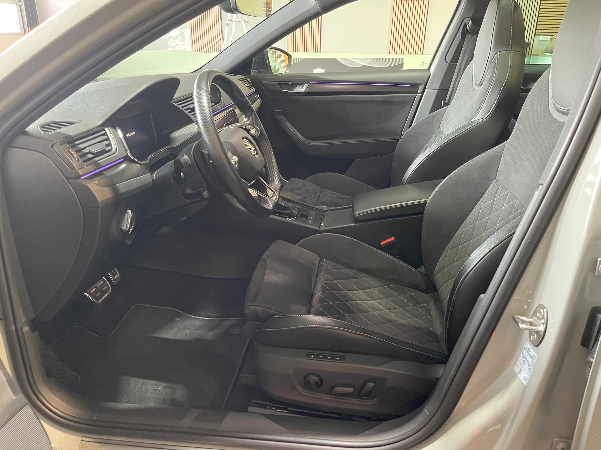 SKODA Superb Combi 2.0 TDi SportLine 4x4 DSG-image-7