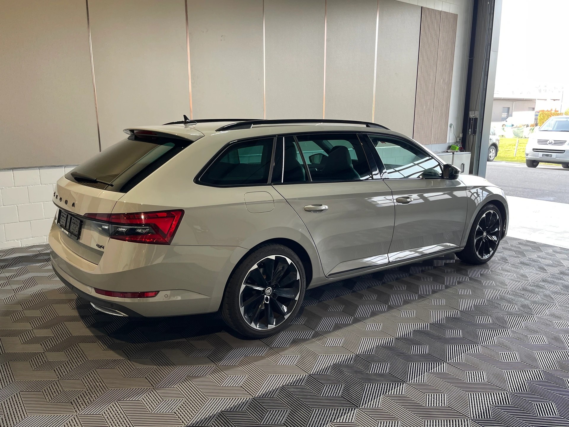 SKODA Superb Combi 2.0 TDi SportLine 4x4 DSG-image-4