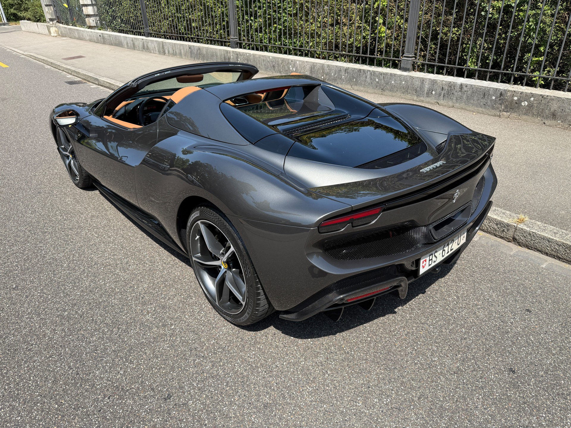 FERRARI 296 GTS-showroom-element-1