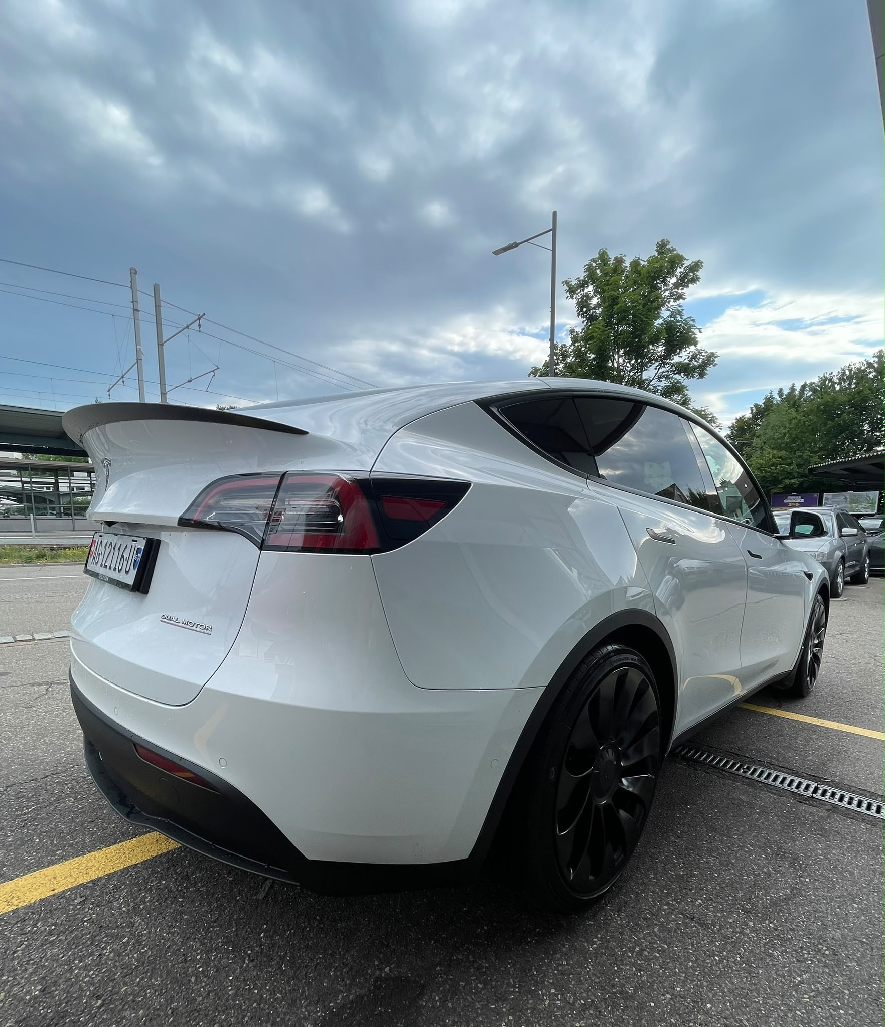 TESLA Model Y Performance SOH 94% 514 km (WLTP) 534PS Made in Berlin Werksgarantie-image-3
