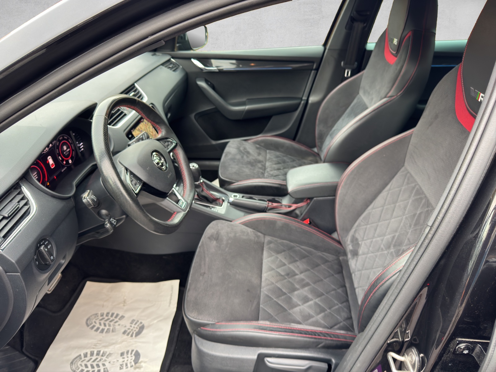 SKODA Octavia Combi 2.0 TDI RS 4x4 DSG-image-9