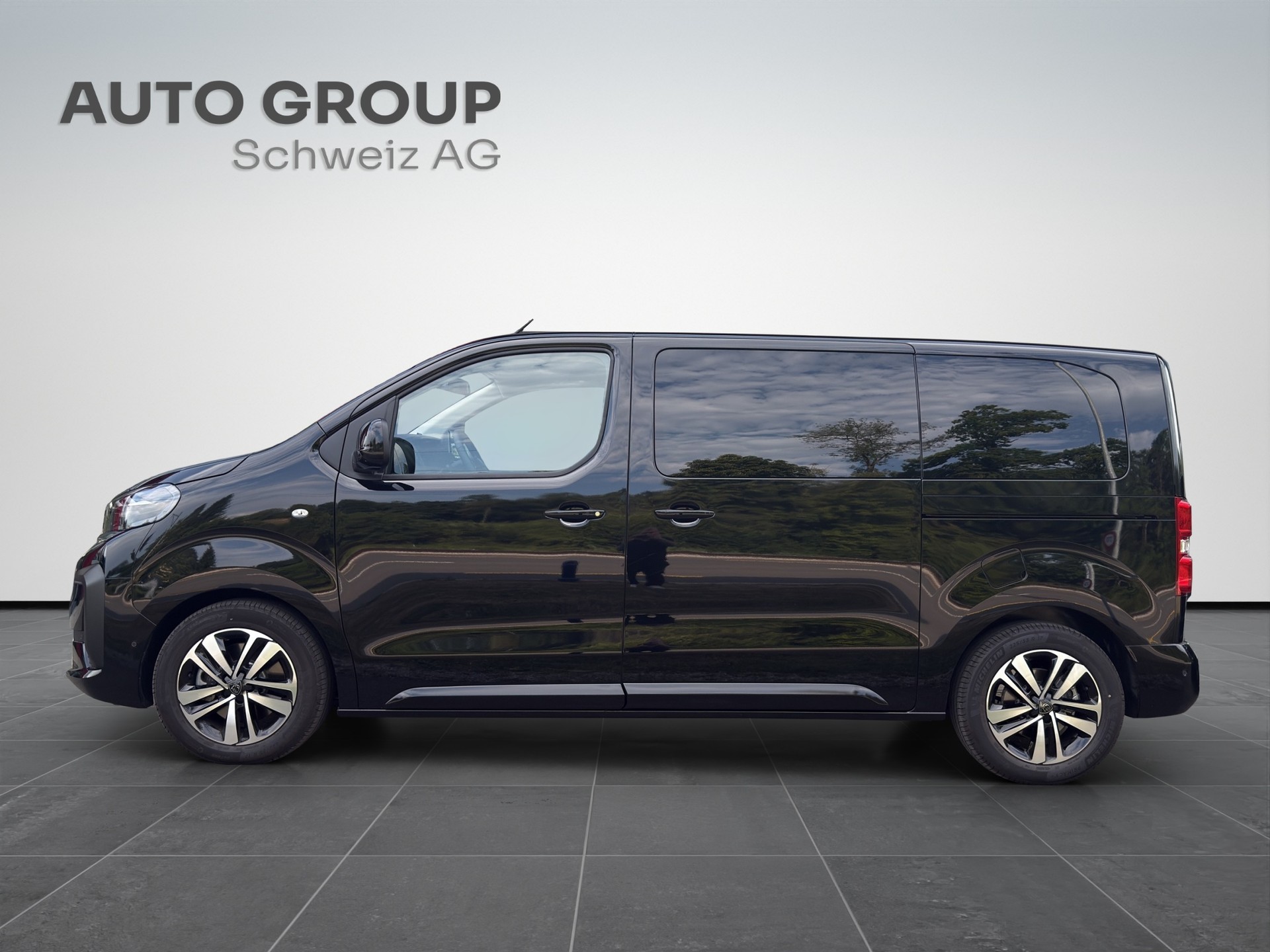 PEUGEOT Traveller 2.2 BlueHDi Business VIP Standard EAT8-showroom-element-1