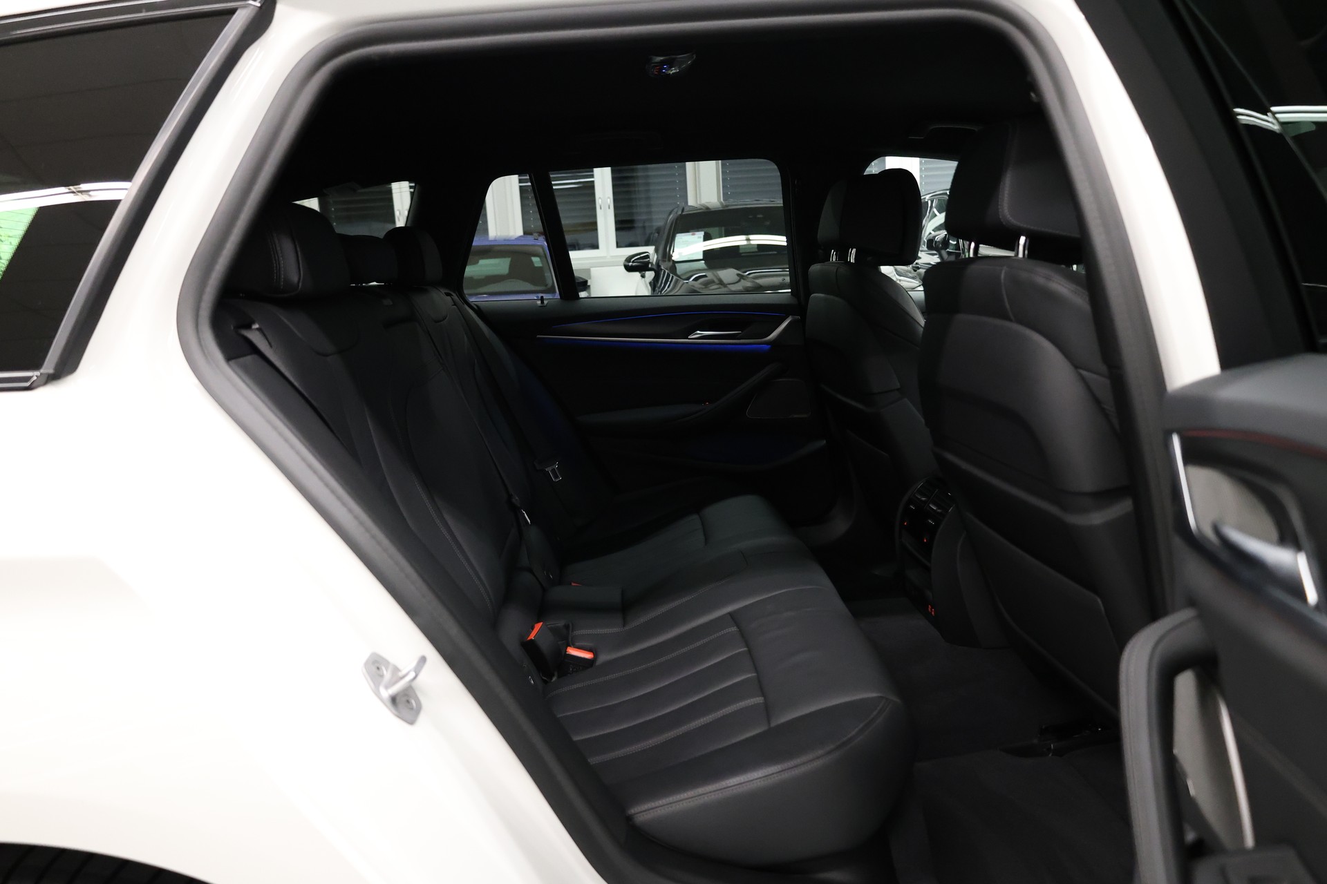 BMW 530e xDrive SAG Touring-image-24