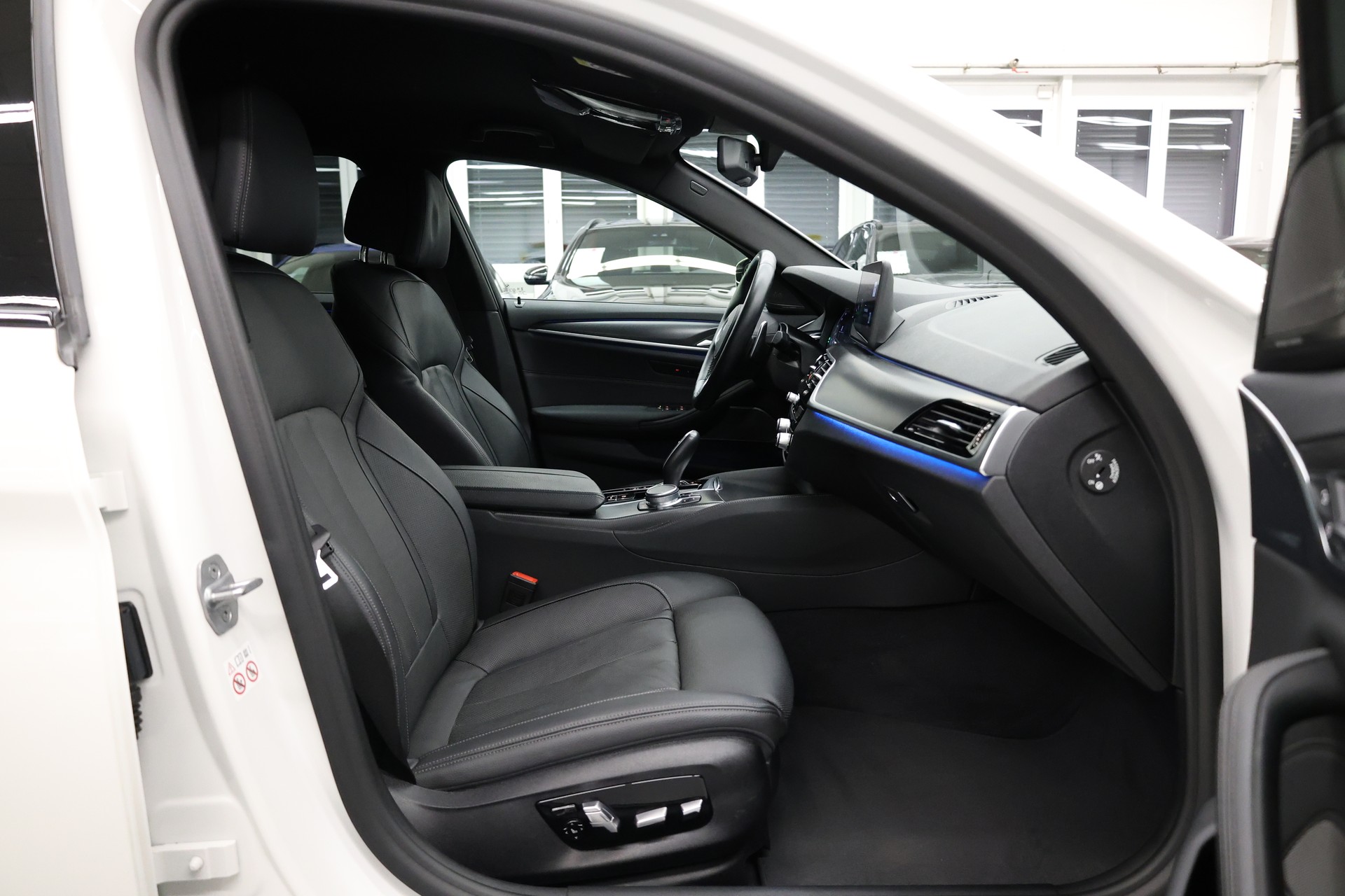 BMW 530e xDrive SAG Touring-image-15