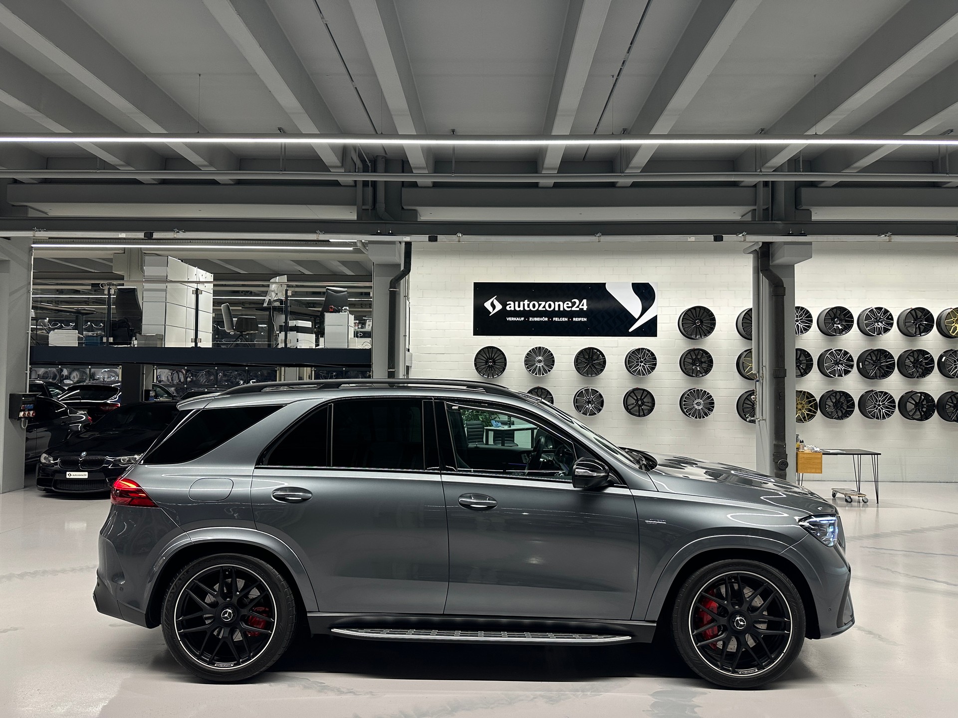 MERCEDES-BENZ GLE 53 AMG 4matic+ *CH-Auto*Gratis Service*MSI Plus Garantie bis 8.2027*Top Ausstattung*Carbon*-showroom-element-2