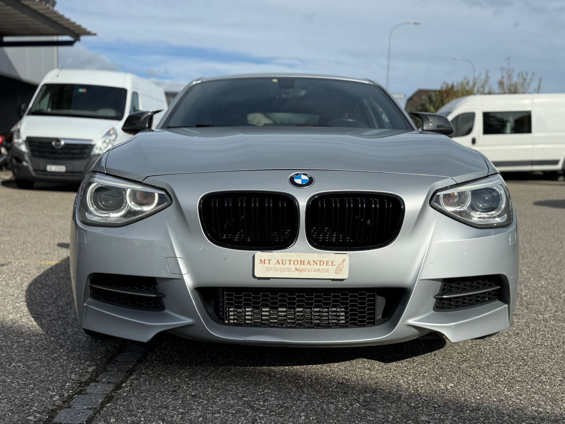 BMW M135i-showroom-element-2