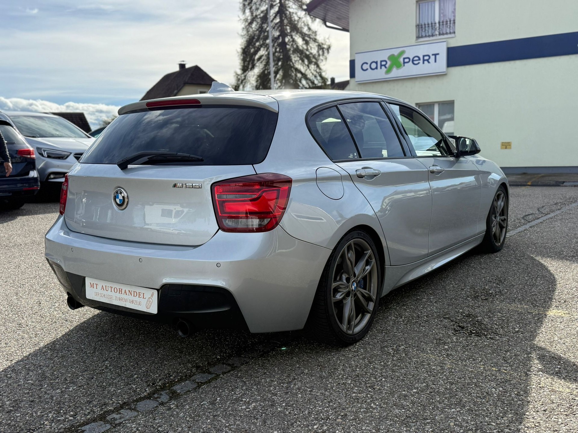 BMW M135i-showroom-element-3