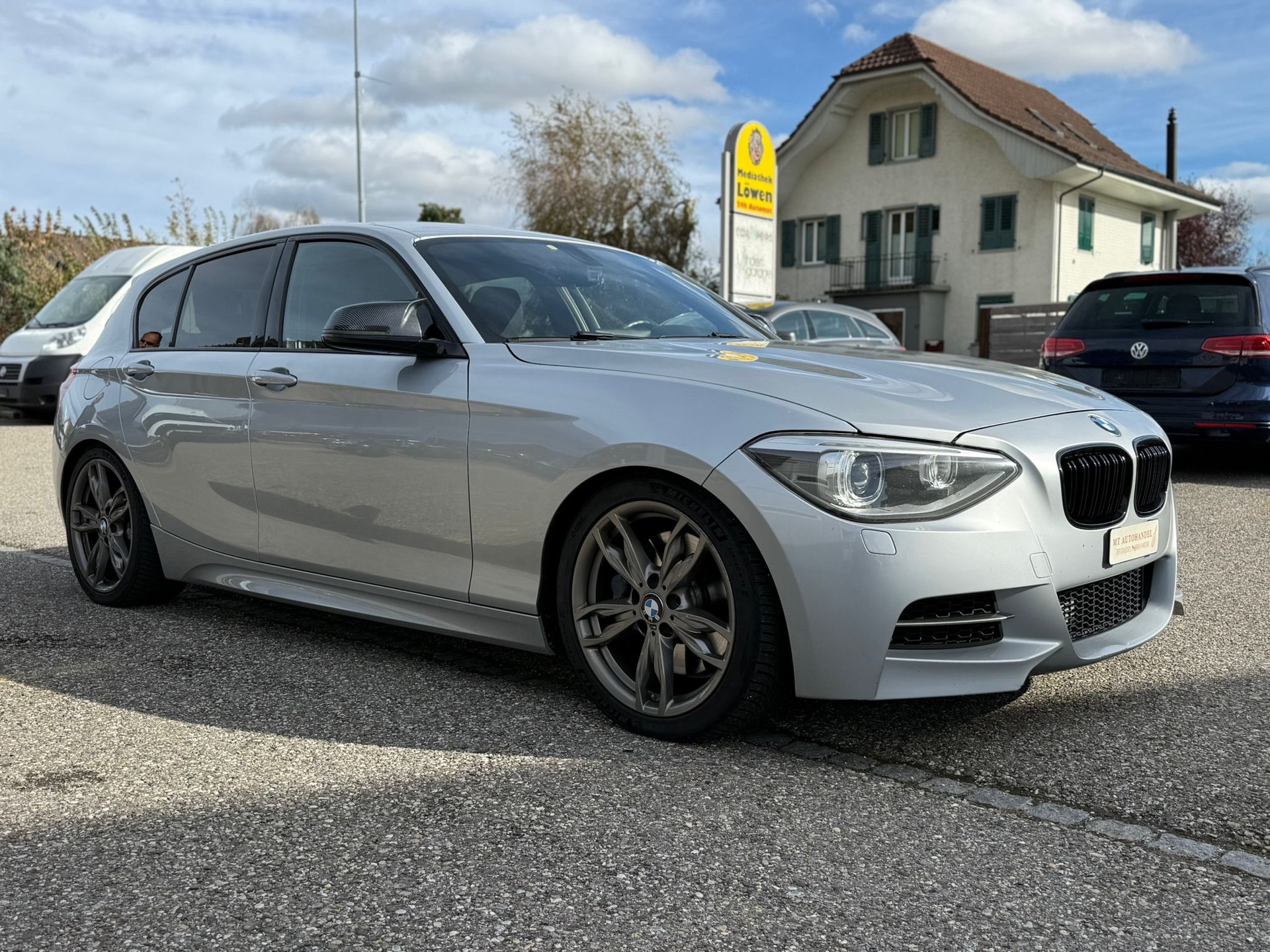 BMW M135i-showroom-element-1