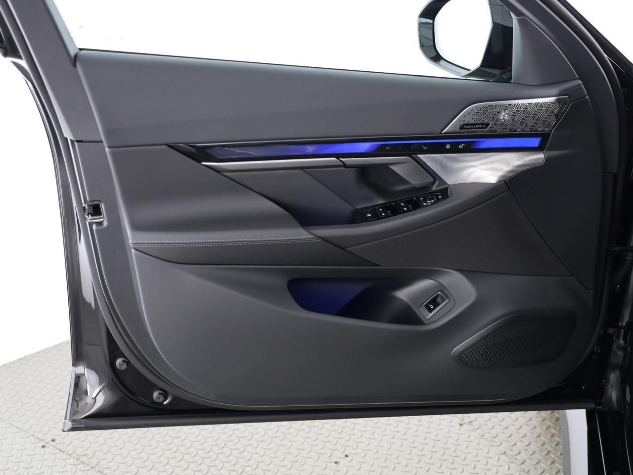 BMW M5 xDrive Touring-image-16