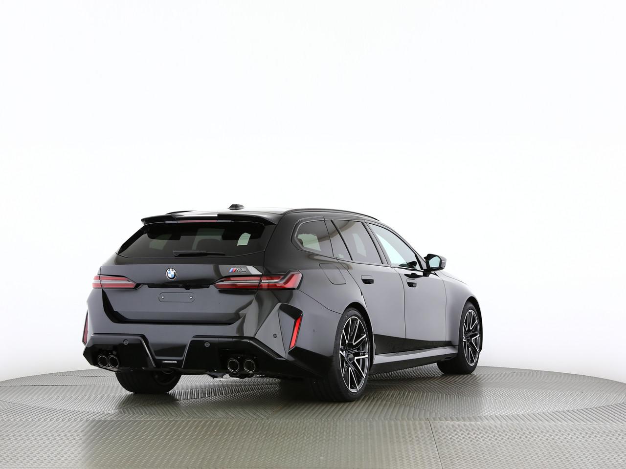 BMW M5 xDrive Touring-showroom-element-1