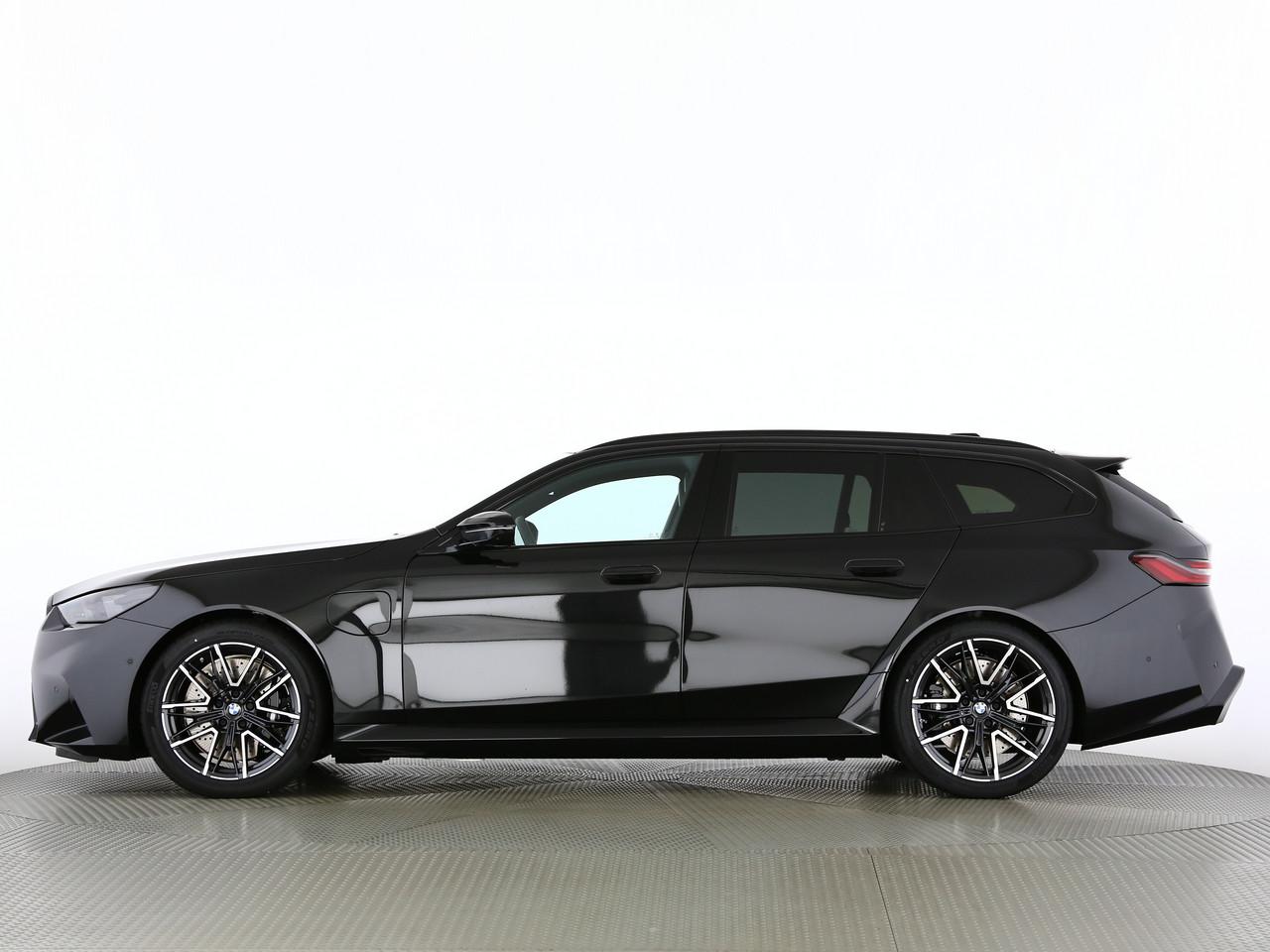 BMW M5 xDrive Touring-showroom-element-2